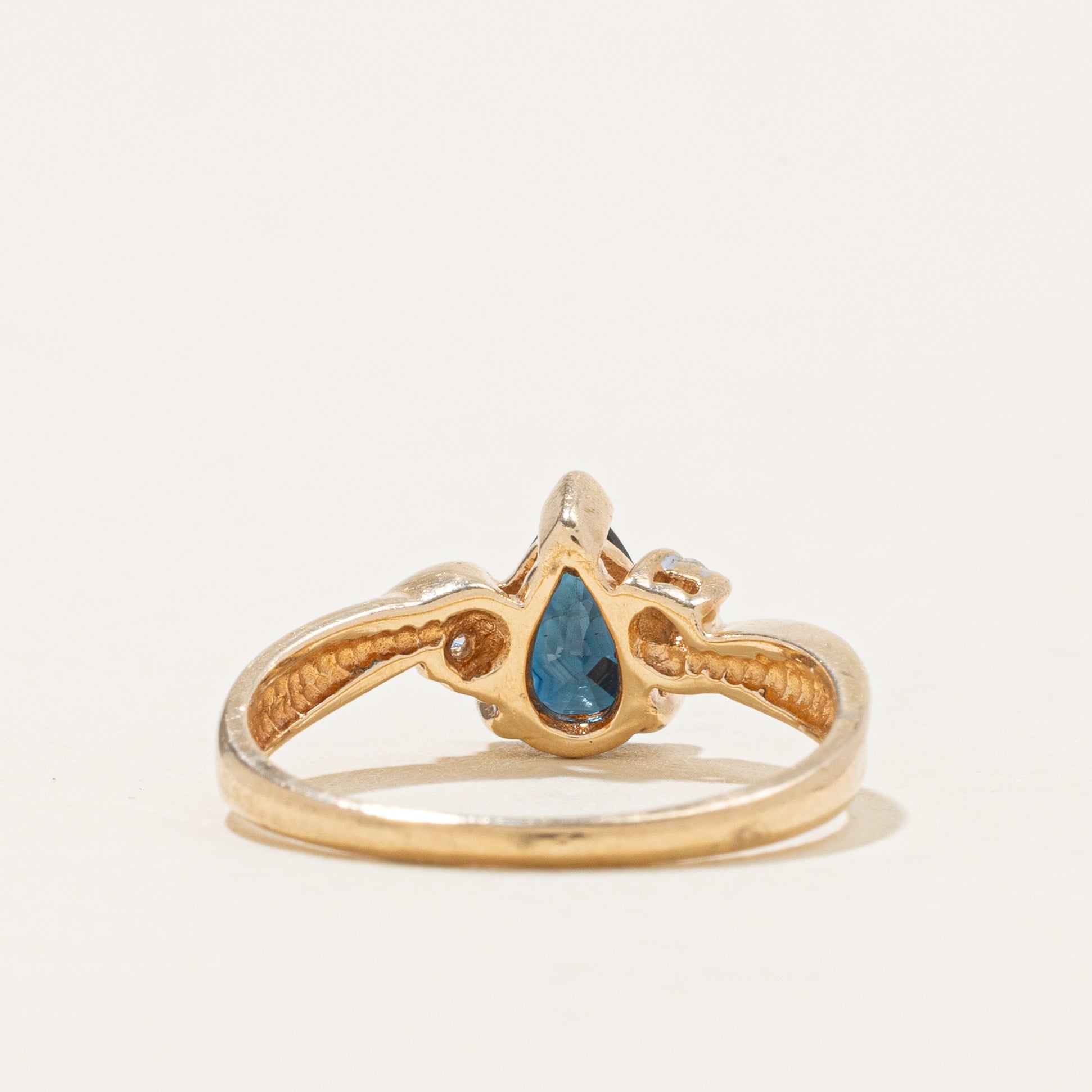Bague ornée d'un saphir taille poire et de diamants | 0,54 ct, 0,02 ct au total | Taille 5,0 |