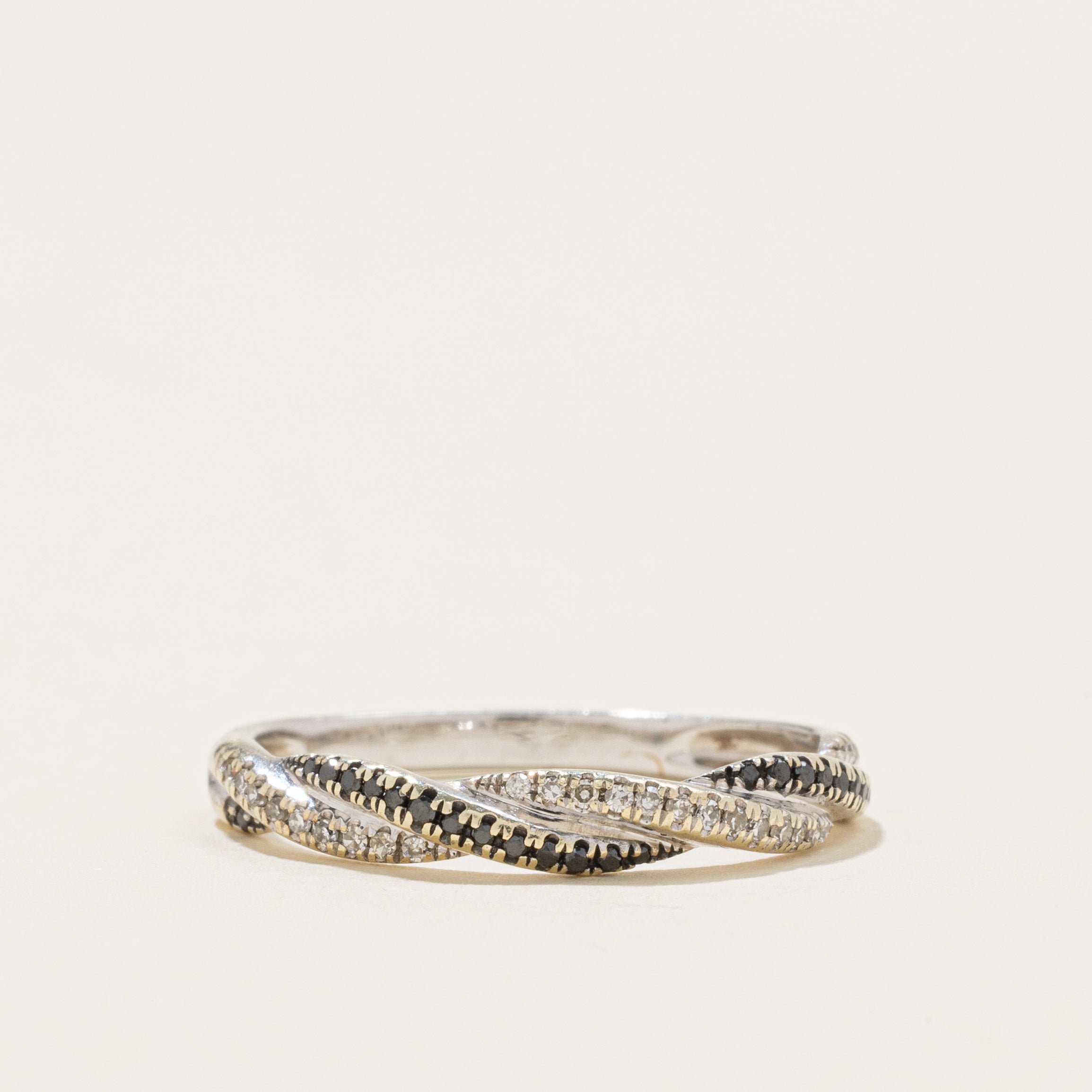 Bague croisée en diamants noirs et blancs | 0,1 ct au total | Taille 6,5 |