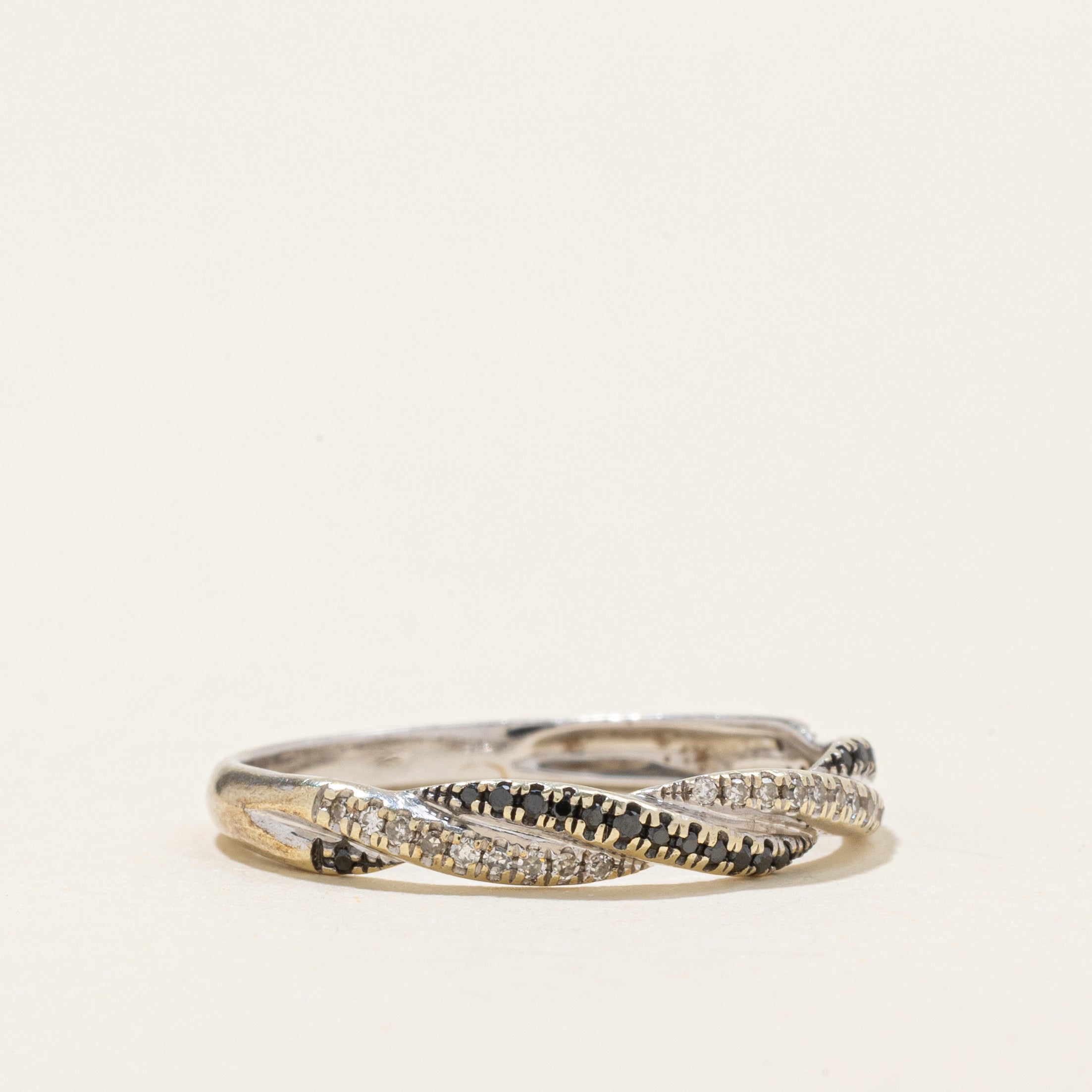 Bague croisée en diamants noirs et blancs | 0,1 ct au total | Taille 6,5 |