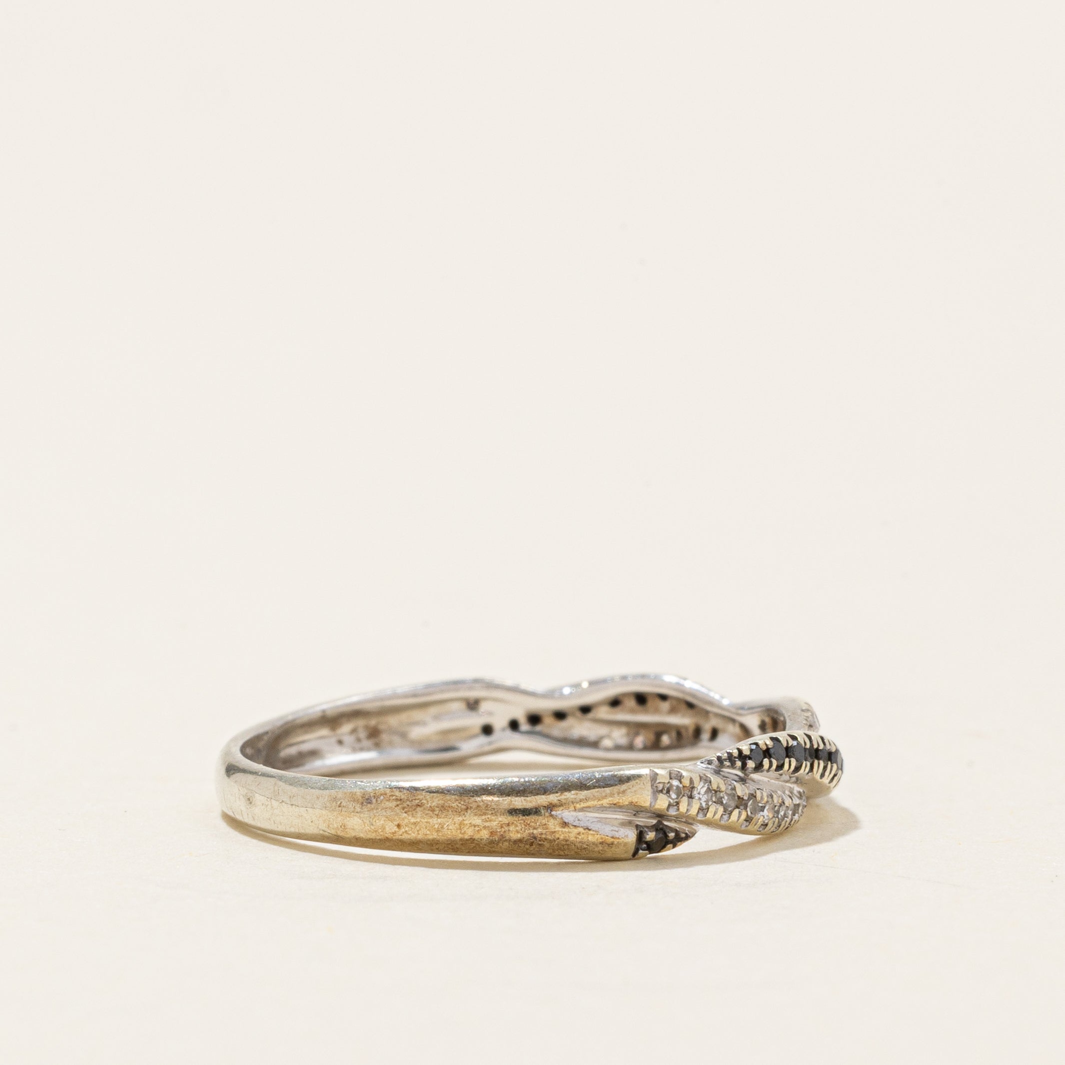 Bague croisée en diamants noirs et blancs | 0,1 ct au total | Taille 6,5 |