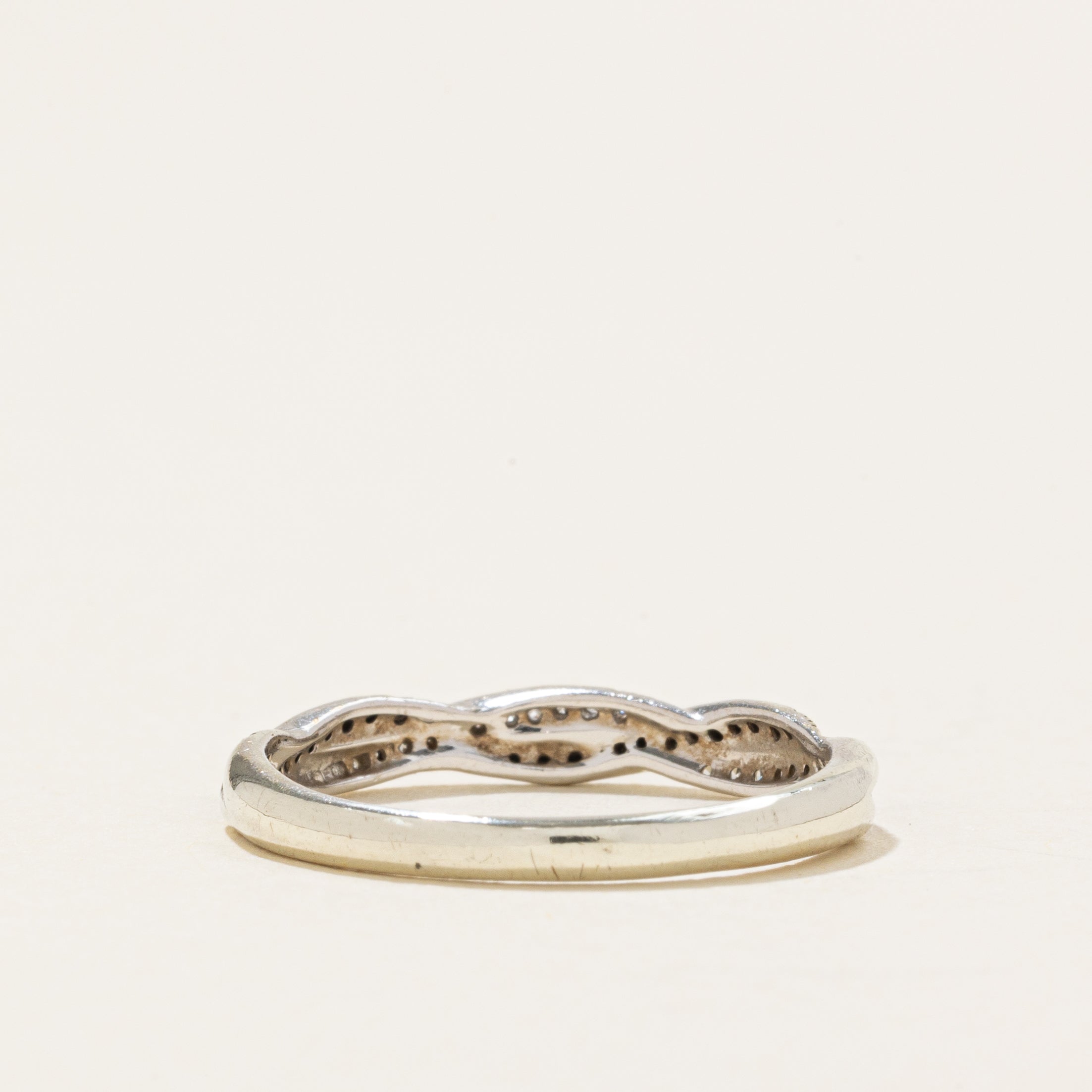 Bague croisée en diamants noirs et blancs | 0,1 ct au total | Taille 6,5 |