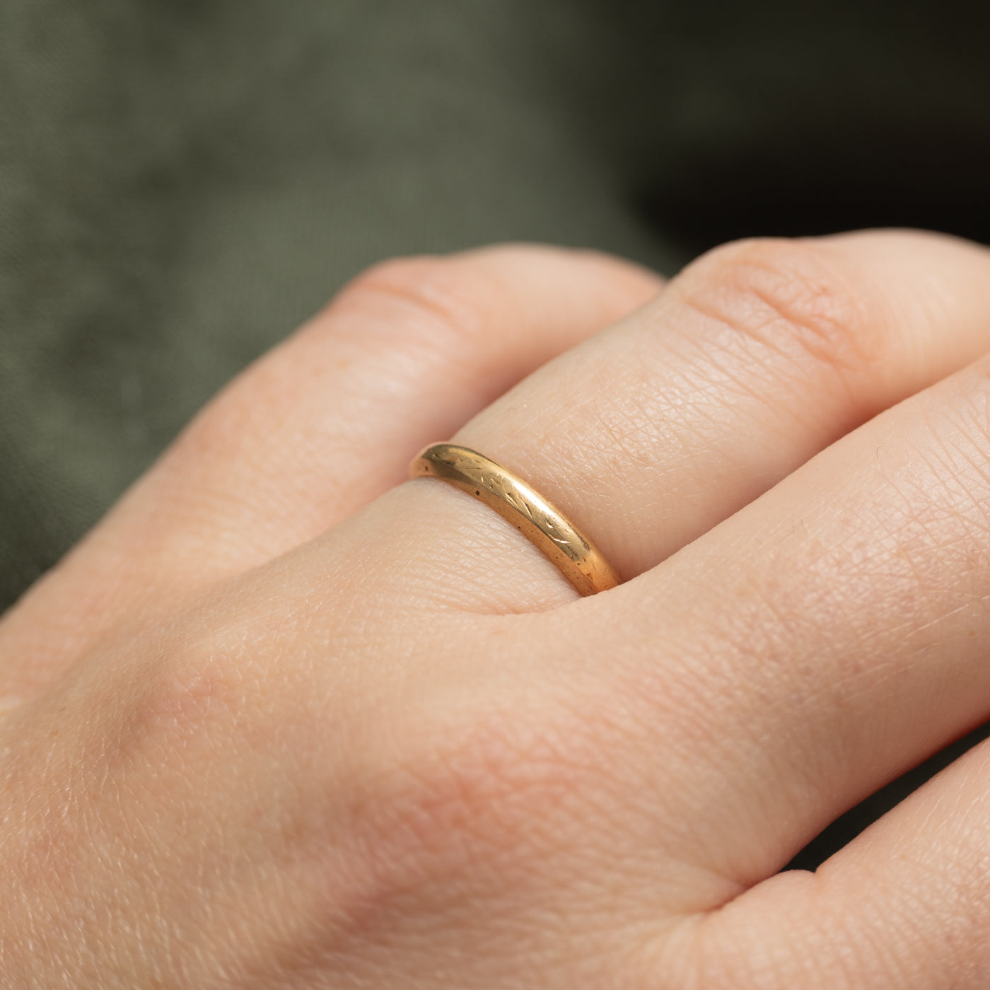 18k Yellow Gold Textured Band | 2.60mm | SZ 5.75