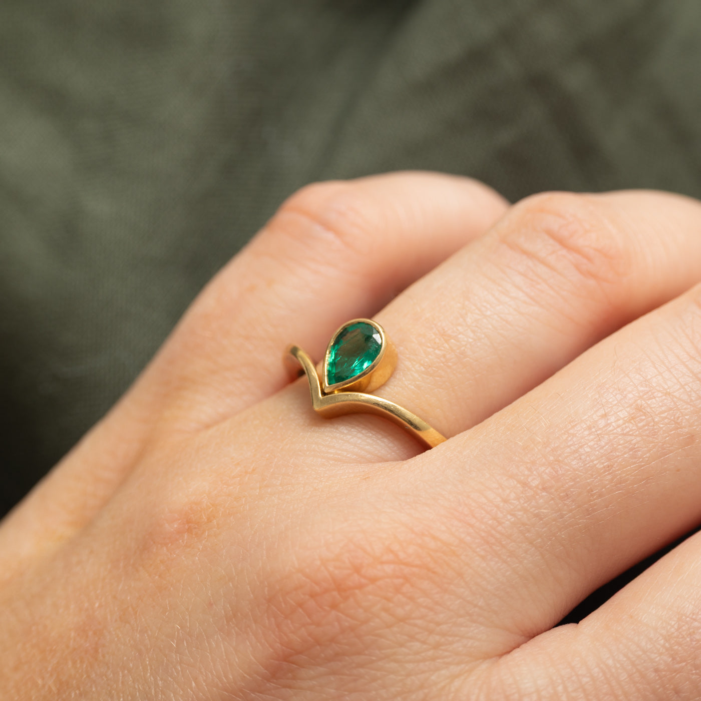 18k Solitaire Pear Cut Emerald Chevron Ring | 0.51ct | SZ 8.5