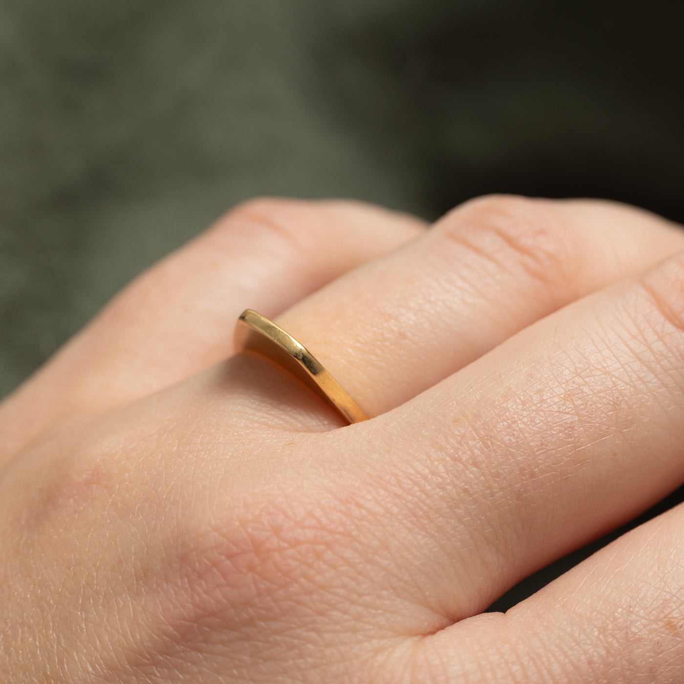 18k Yellow Gold High Angled Band | SZ 6