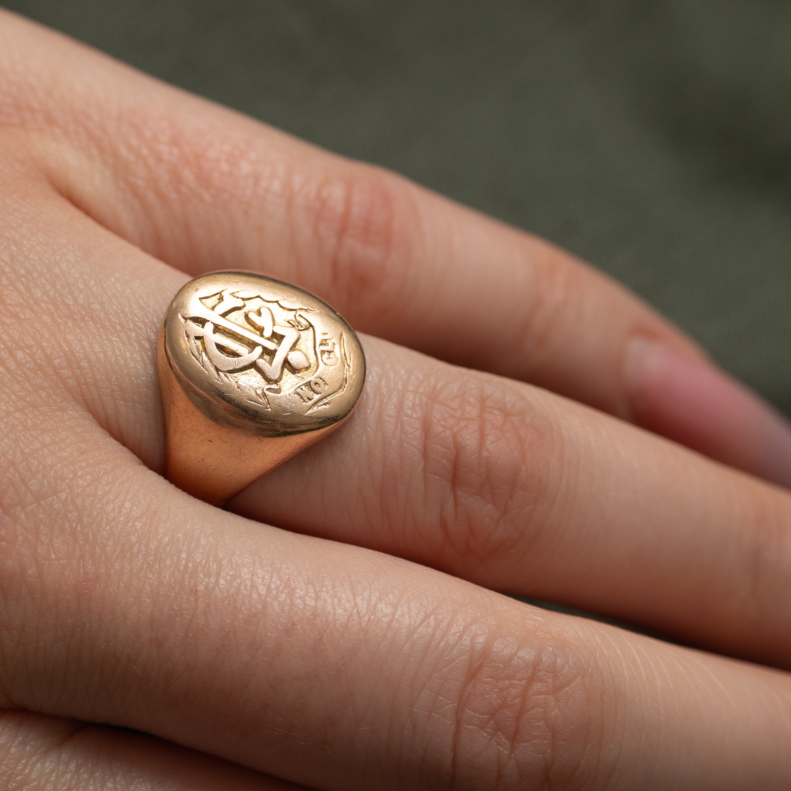 Antique Canadian 10k Yellow Gold Crest Signet Ring | SZ 7.5