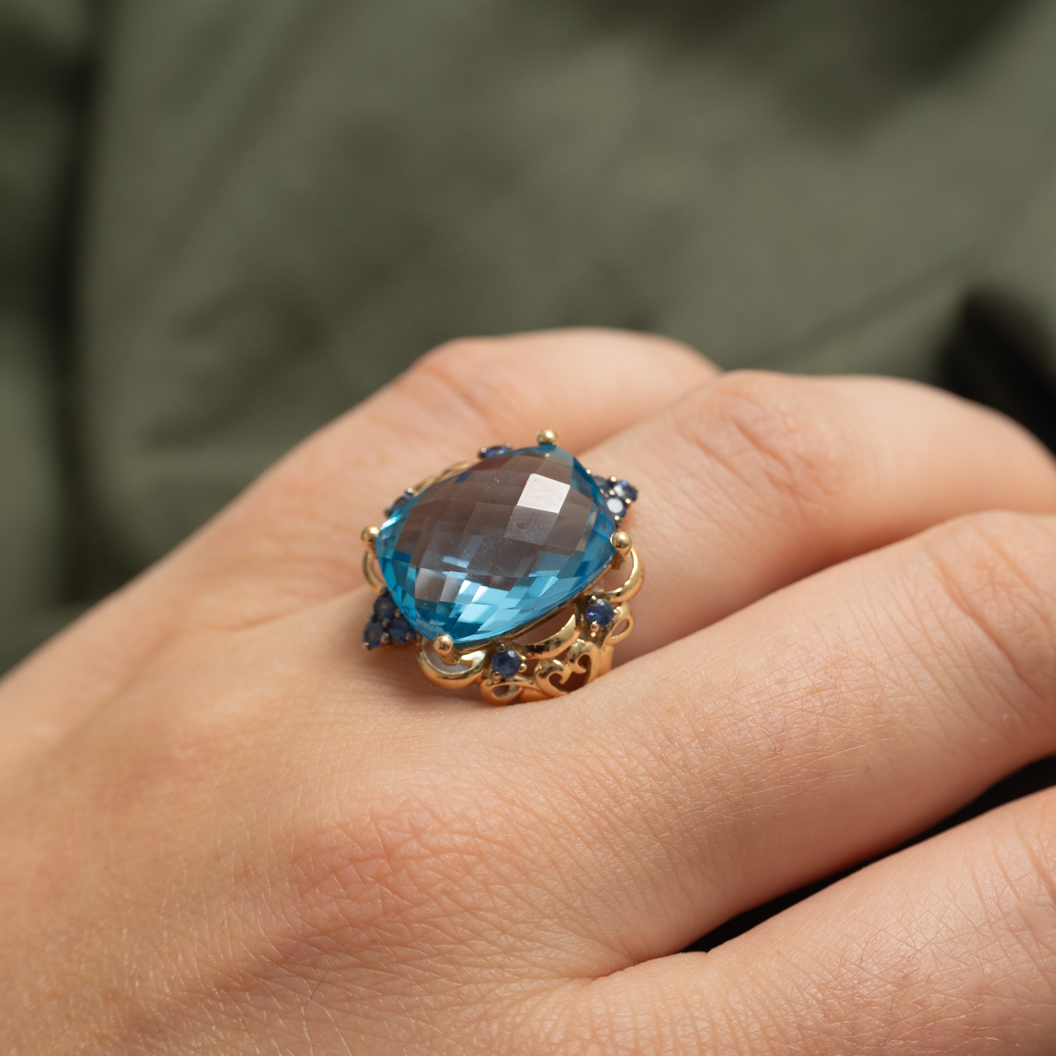 Bague cocktail en topaze bleue taille coussin et saphir | 14,00 ct, 0,38 ct au total | Taille 7