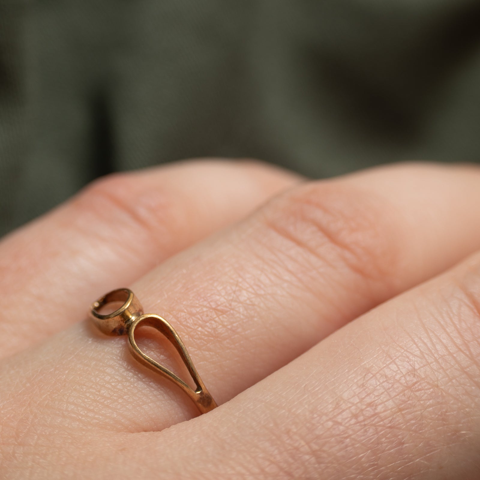 1980 London 9k Yellow Gold Loop Ring | SZ 6.75