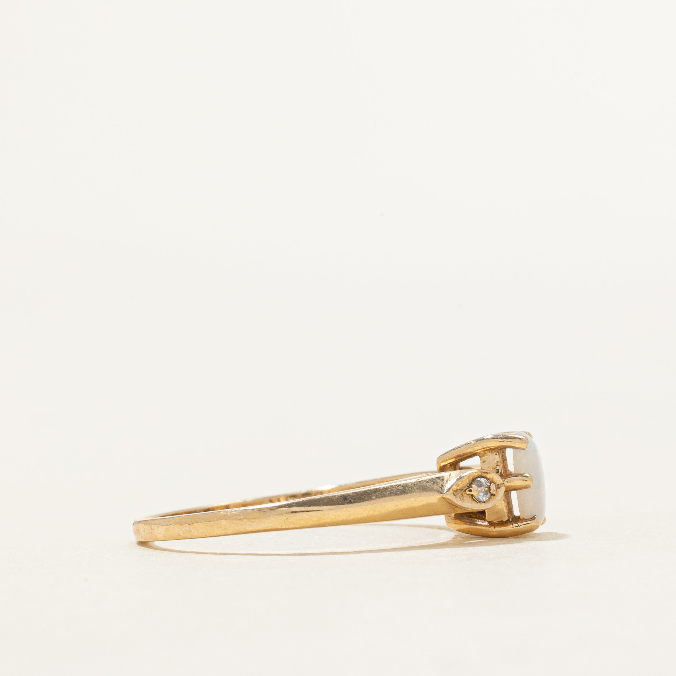 Bague en opale cabochon et diamants | 0,20 ct, 0,004 ct au total | Taille 6,75