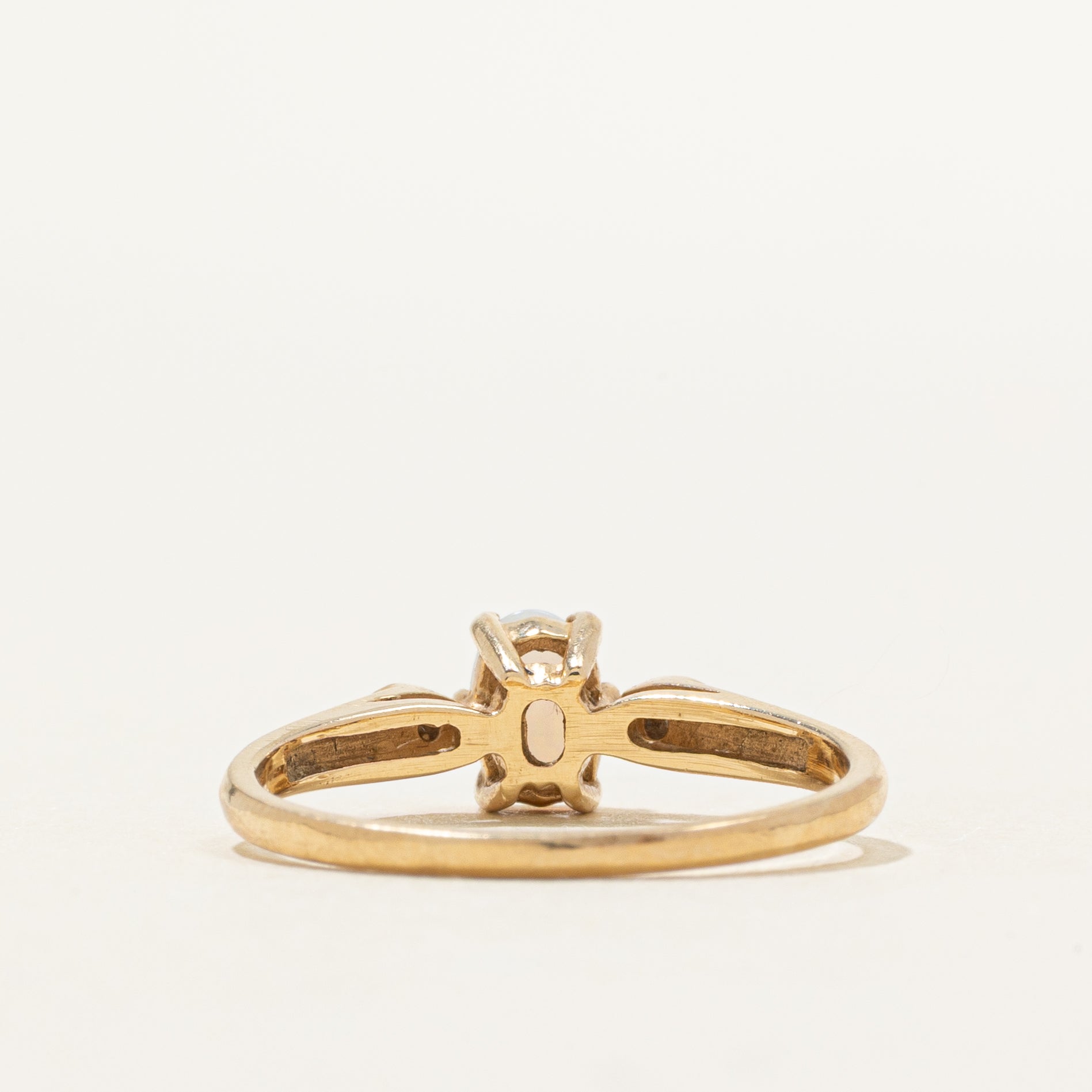 Bague en opale cabochon et diamants | 0,20 ct, 0,004 ct au total | Taille 6,75