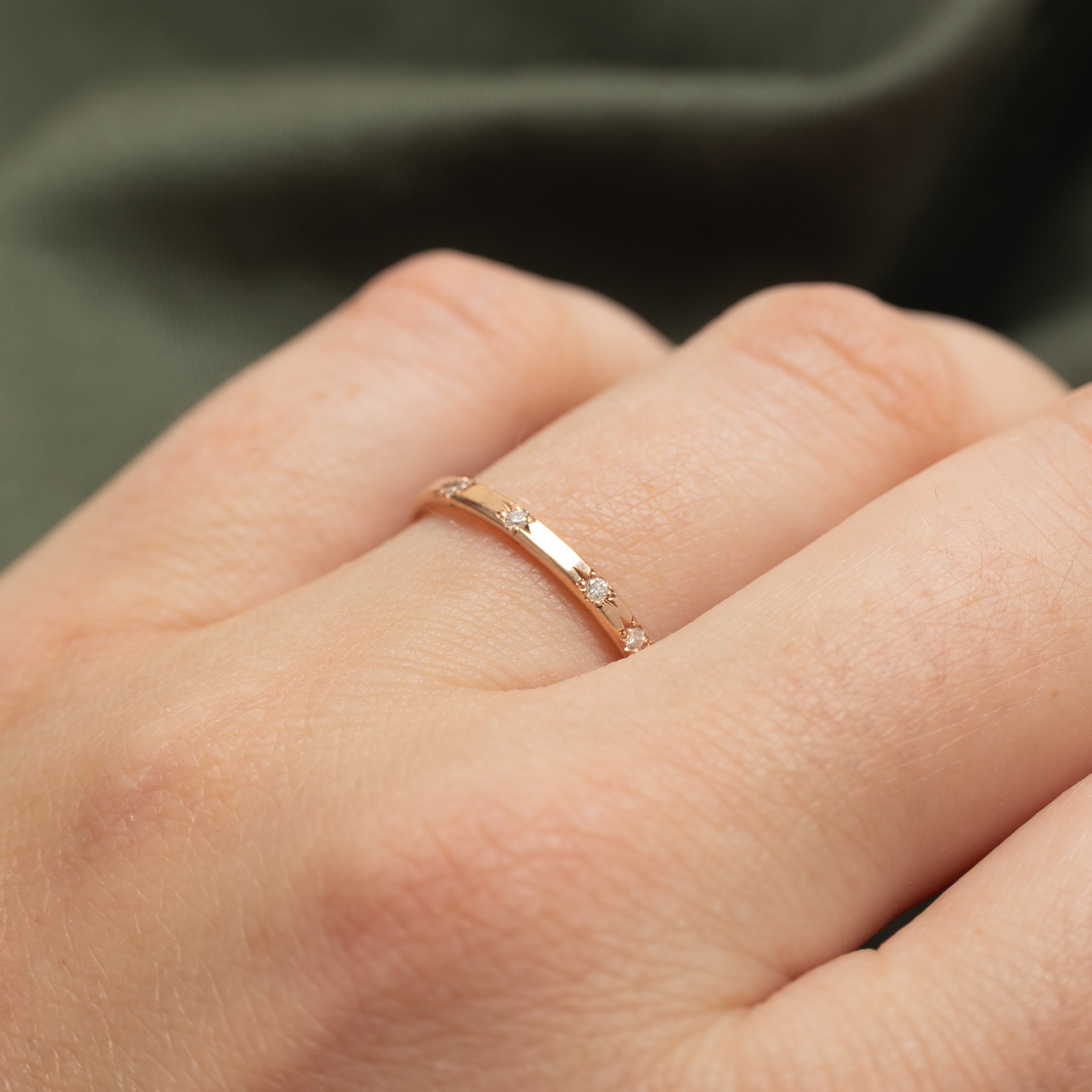 Bague fine en or rose sertie de diamants dispersés | 1,75 mm | Taille 7