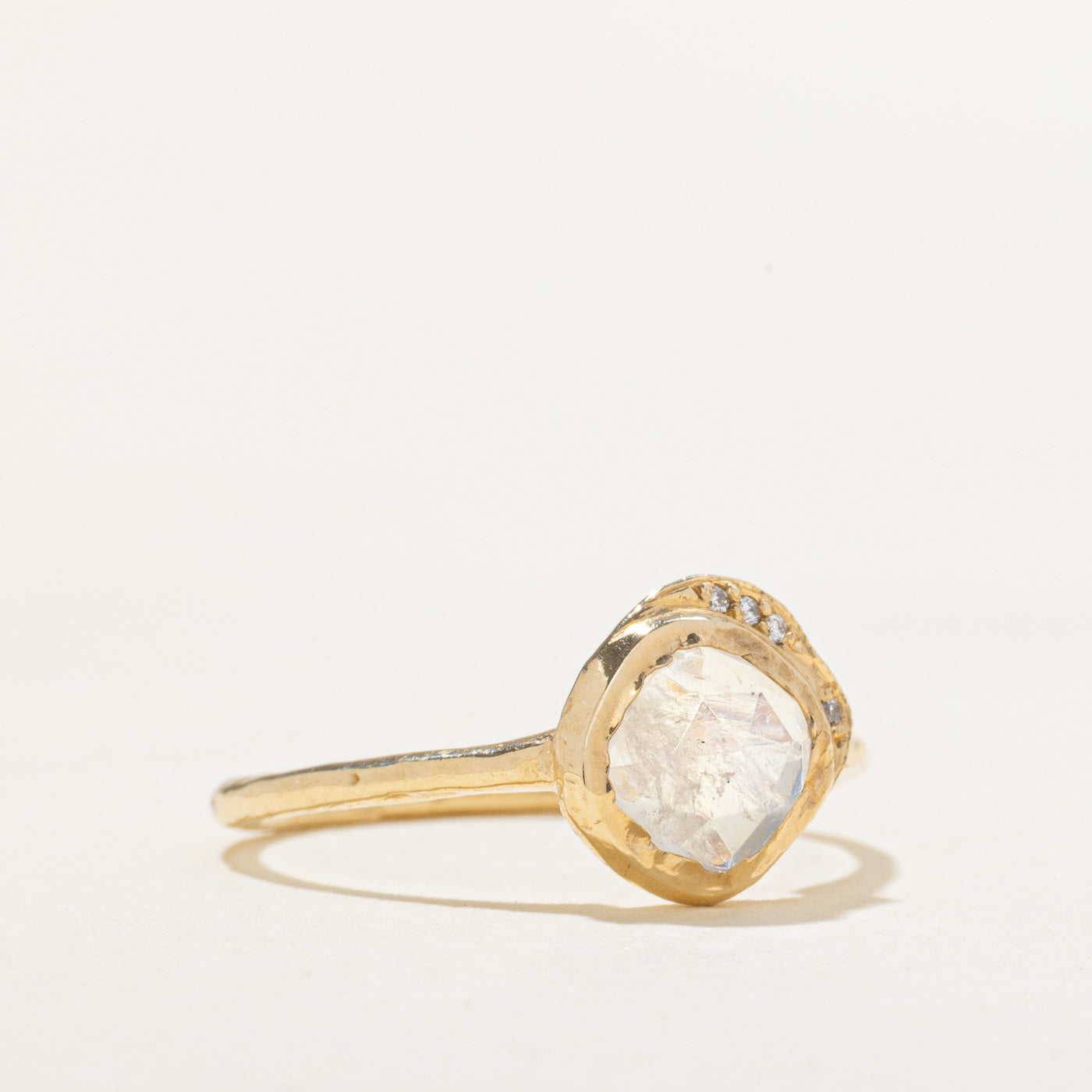 Bague en pierre de lune taille coussin et diamants | 1,00 ct, 0,01 ct au total | Taille 6,5