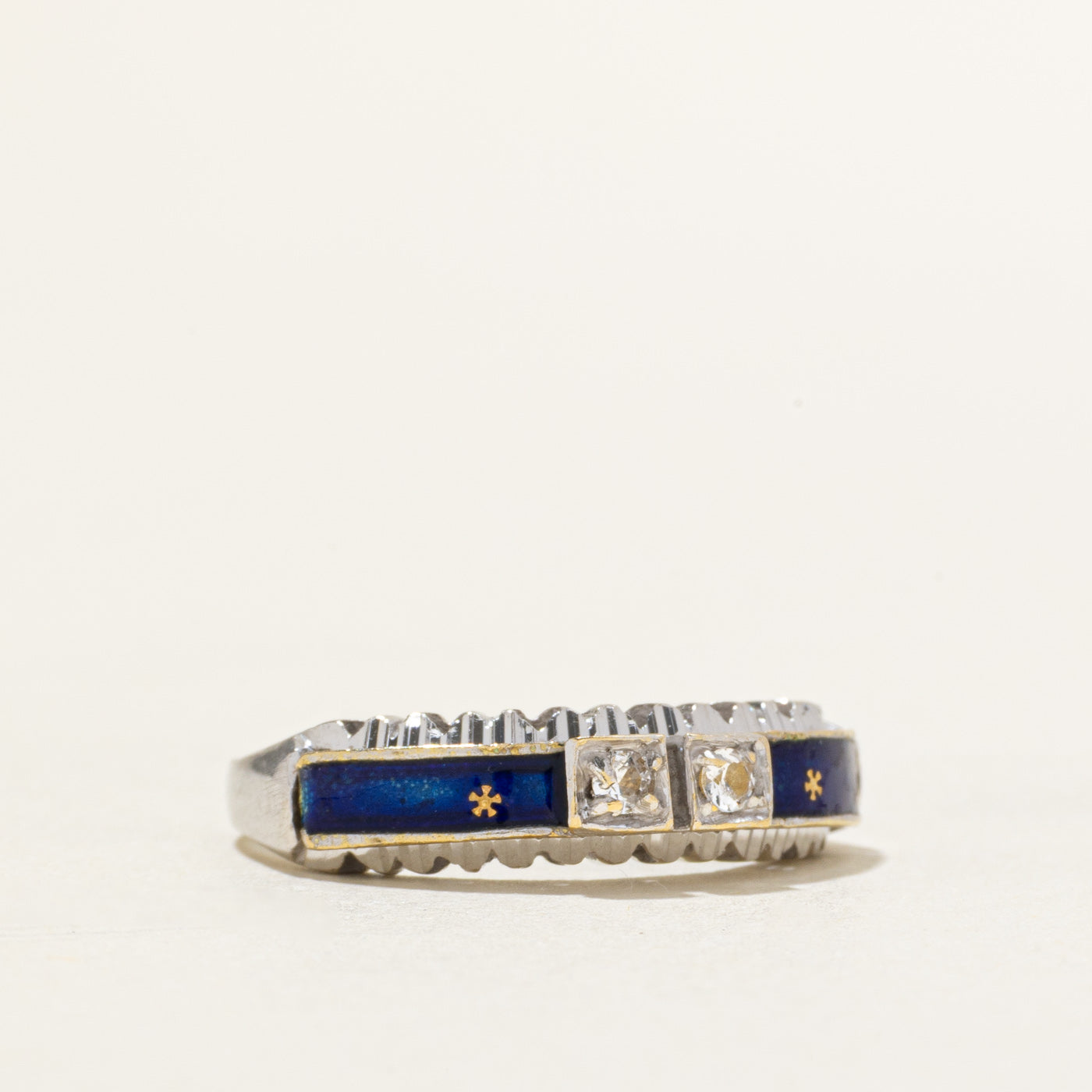 Bague étoile en émail et spinelle synthétique deux pierres en or 18 carats | 0,06 ct au total | Taille 5,5