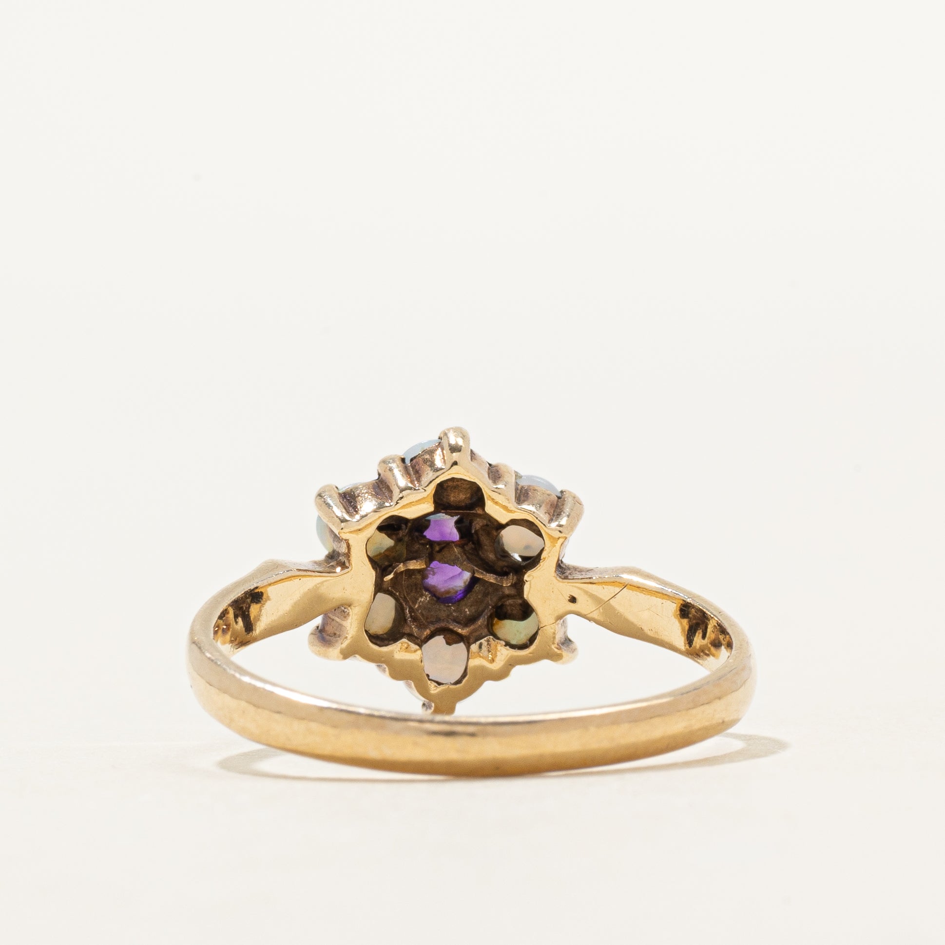 Bague en verre pâte cabochon et pétale d'opale, Londres, 1976 | 0,12 ct, 0,31 ct au total | Taille 7,25