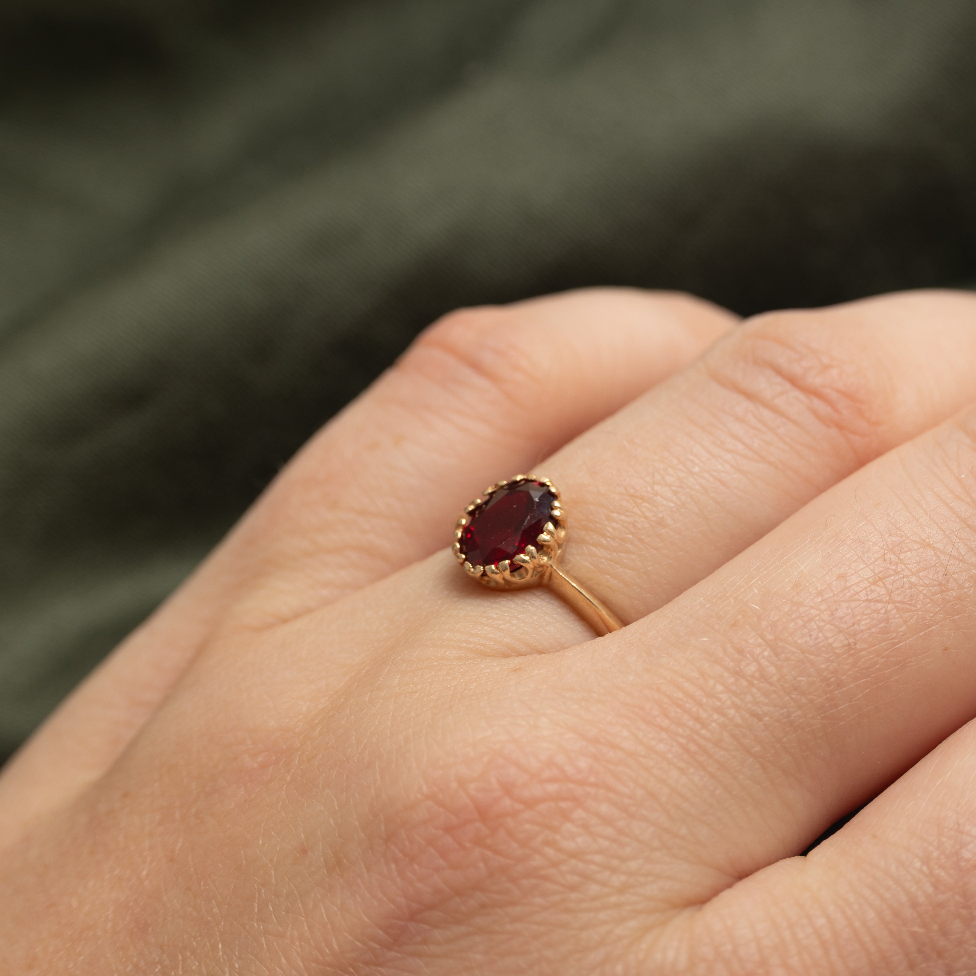 Mikaela pourrait acheter une bague simple en rubis synthétique | 1,50 ct | Taille 5,5