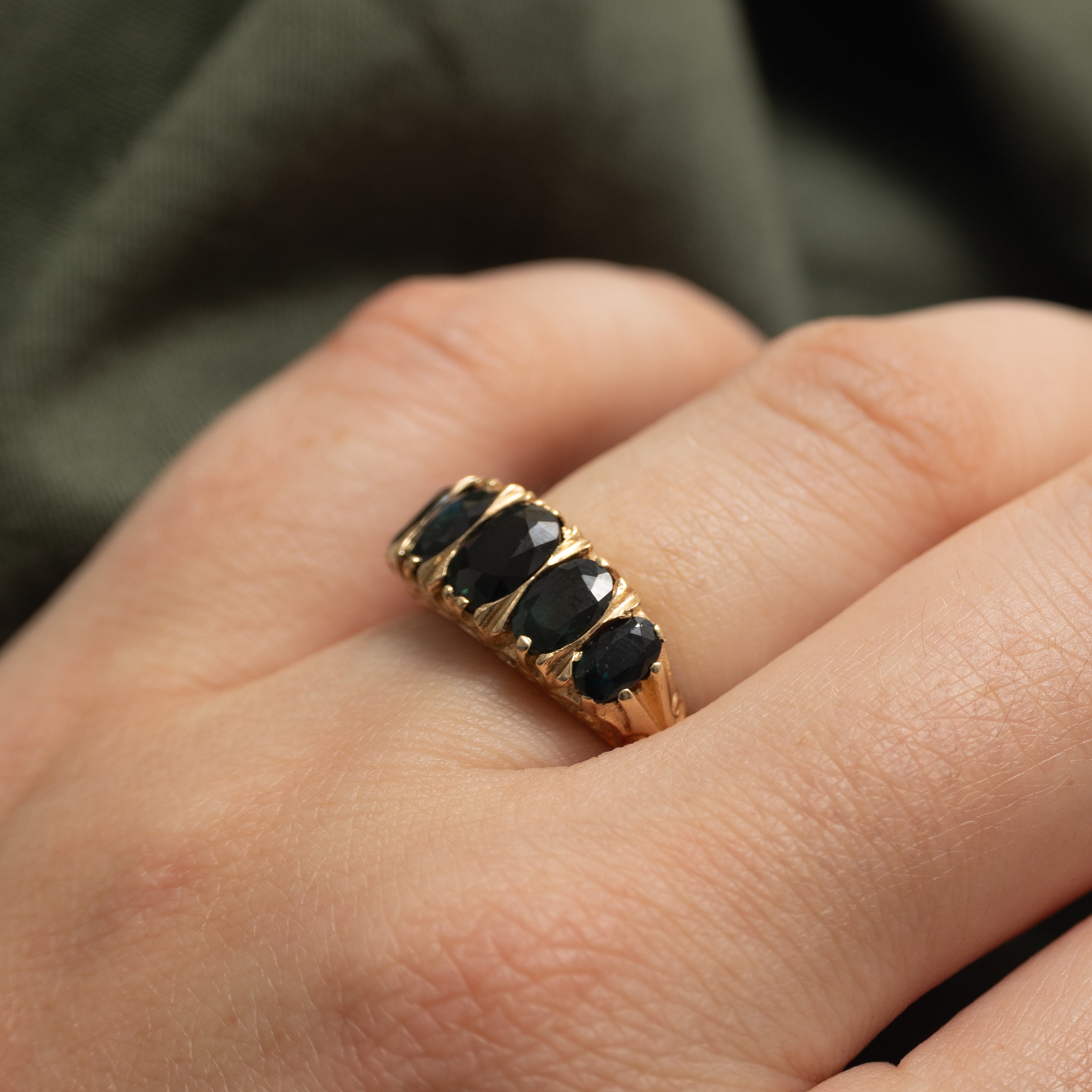 Bague gravée à cinq saphirs de Birmingham (1975) | 3,14 ct | Taille 5,25