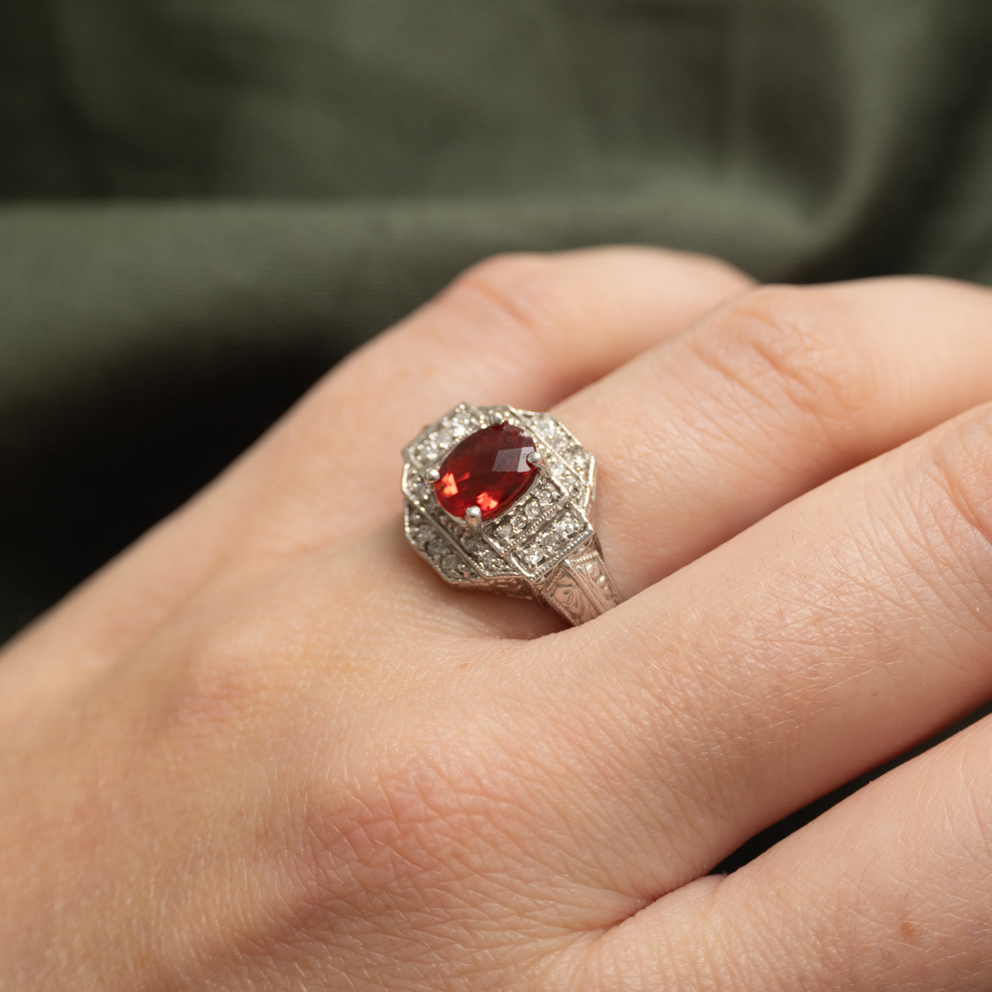 Bague en pierre de soleil et diamants, sertie de volutes | 0,95 ct, 0,20 ct au total | Taille 7