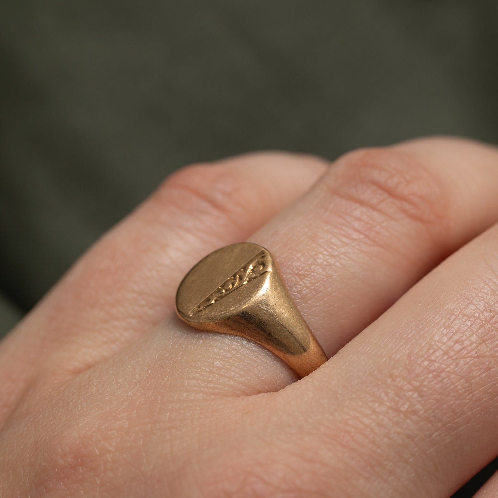 1977 London 9k Yellow Gold Engraved Signet Ring | SZ 8