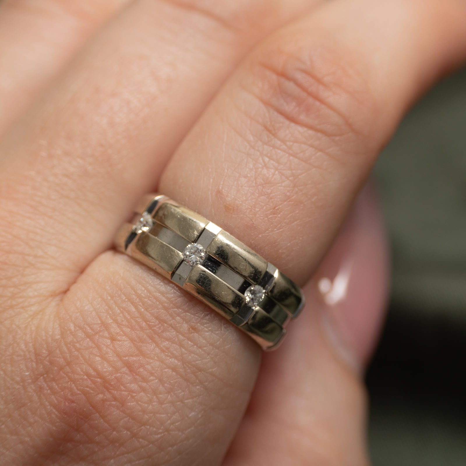18k Three Stone Diamond Grid Grooved Band | 0.18ctw | SZ 8.25