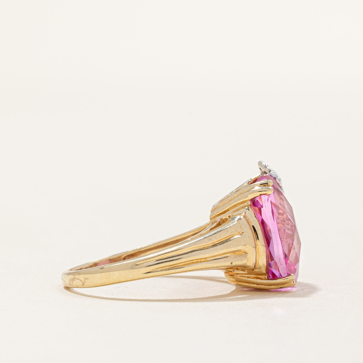 Bague cocktail en saphir rose synthétique et diamants naturels | 12,50 ct, 0,03 ct au total | Taille 9 |