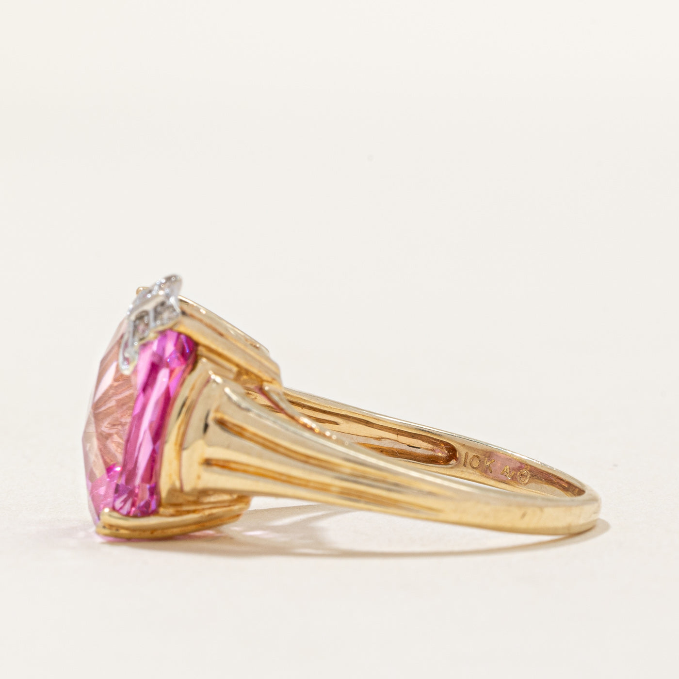 Bague cocktail en saphir rose synthétique et diamants naturels | 12,50 ct, 0,03 ct au total | Taille 9 |