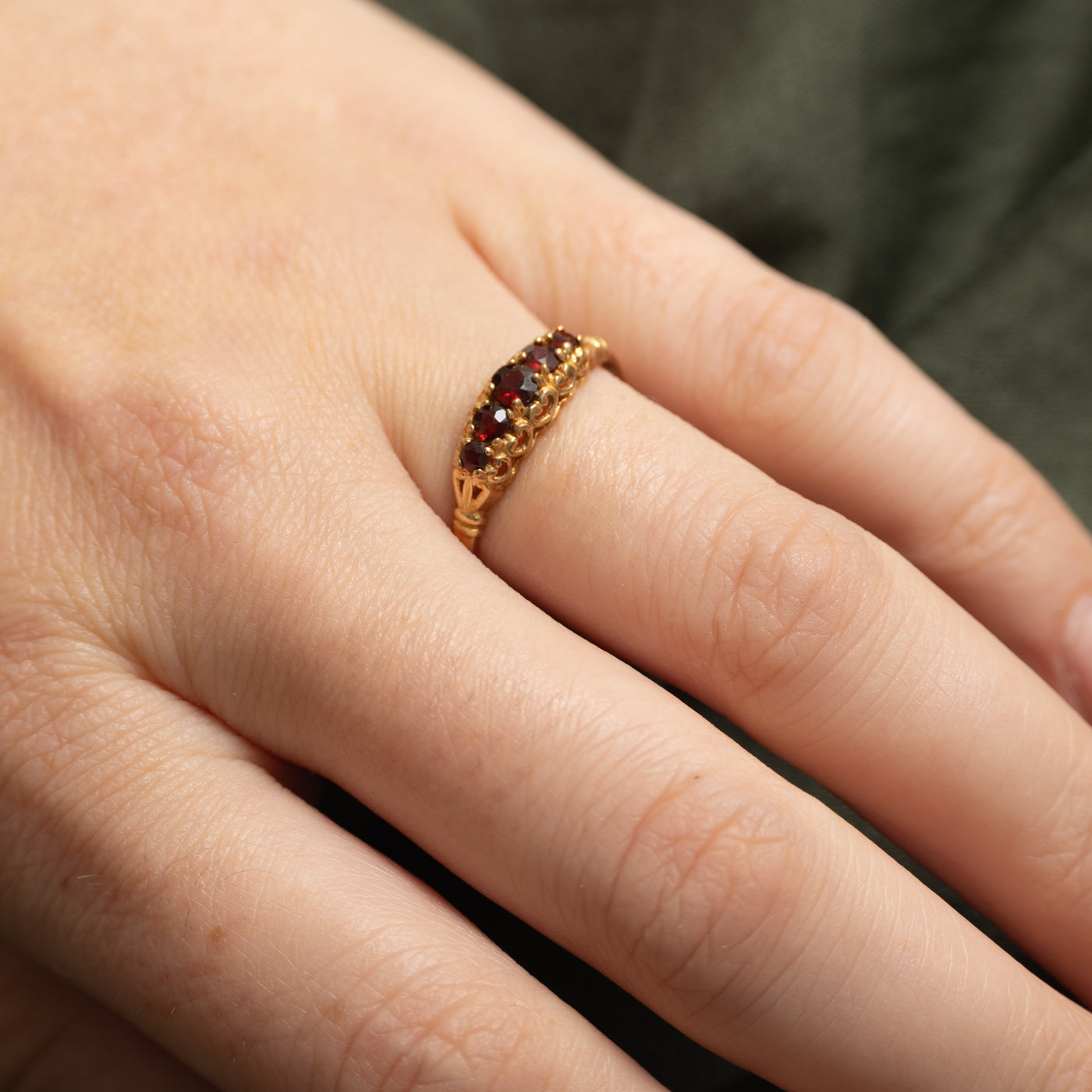 Bague Londres 1994 à cinq pierres en grenat et volutes | 0,45 ct | Taille 7,25