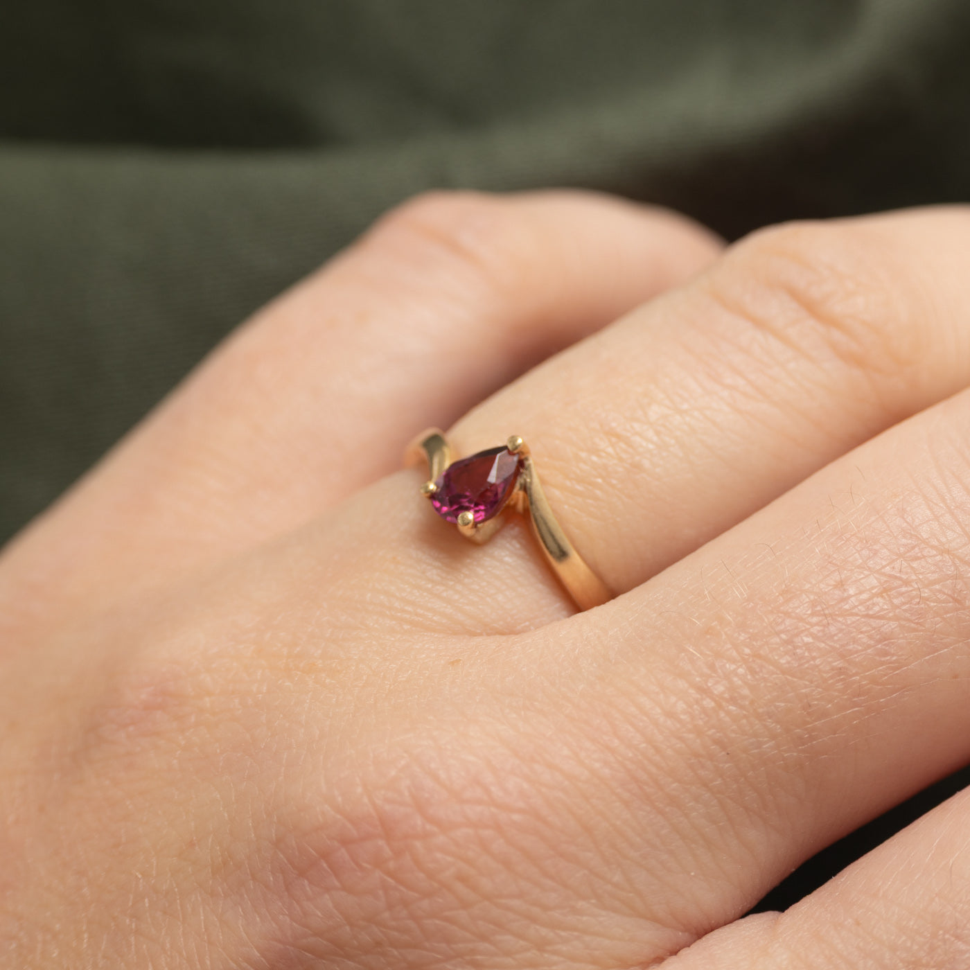 Bague contournée en grenat taille poire | 0,50 ct | Taille 5