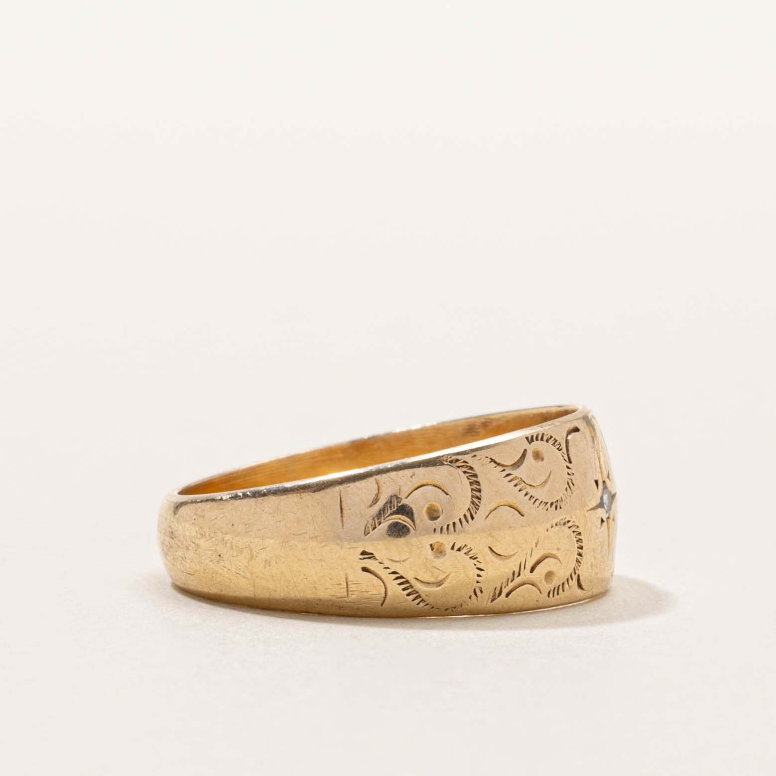 14k Star Set Diamond Engraved Dome Ring | SZ 6.5