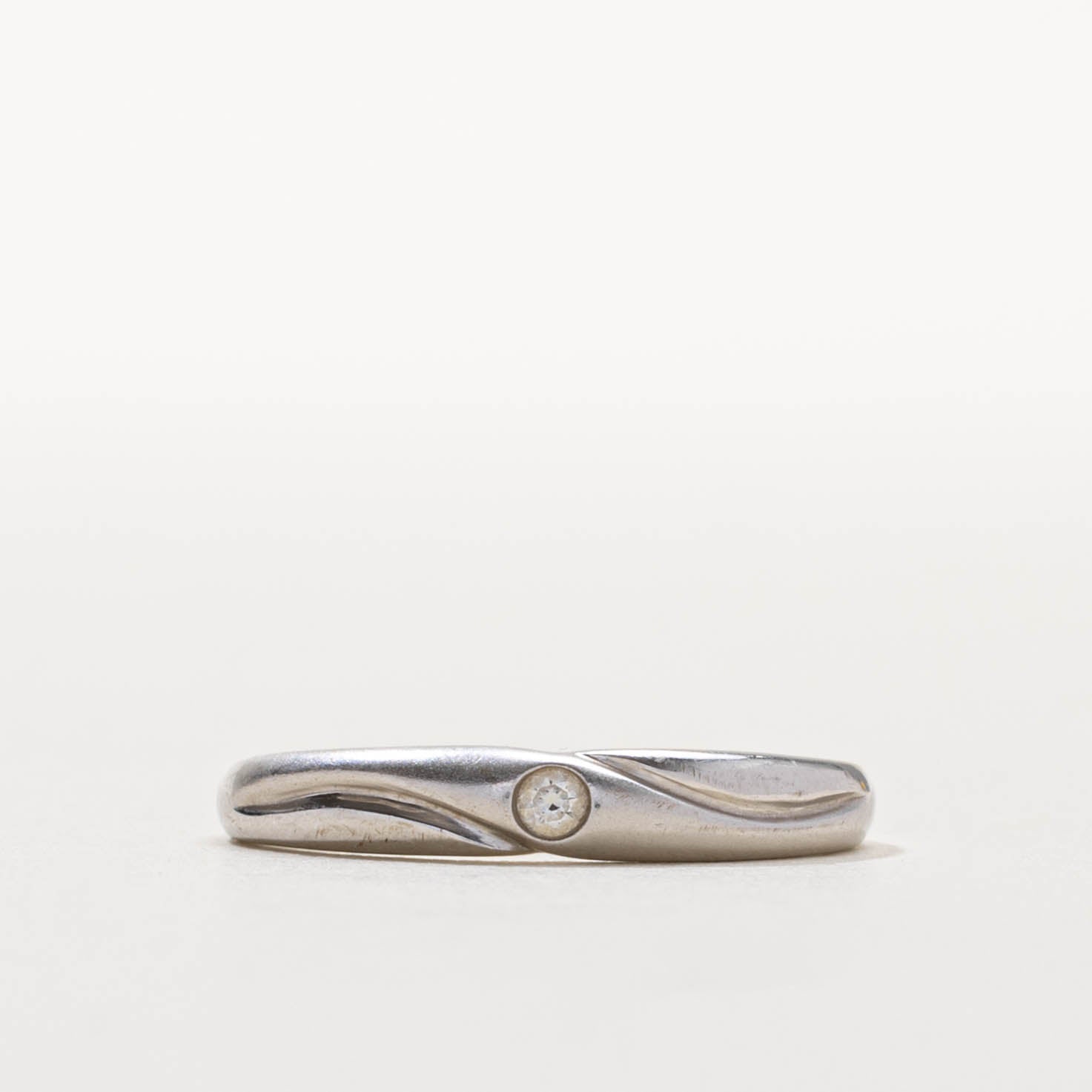 18k Flush Set Diamond Grooved Band | SZ 6