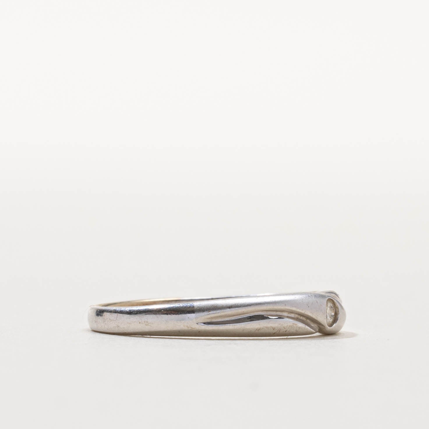 18k Flush Set Diamond Grooved Band | SZ 6
