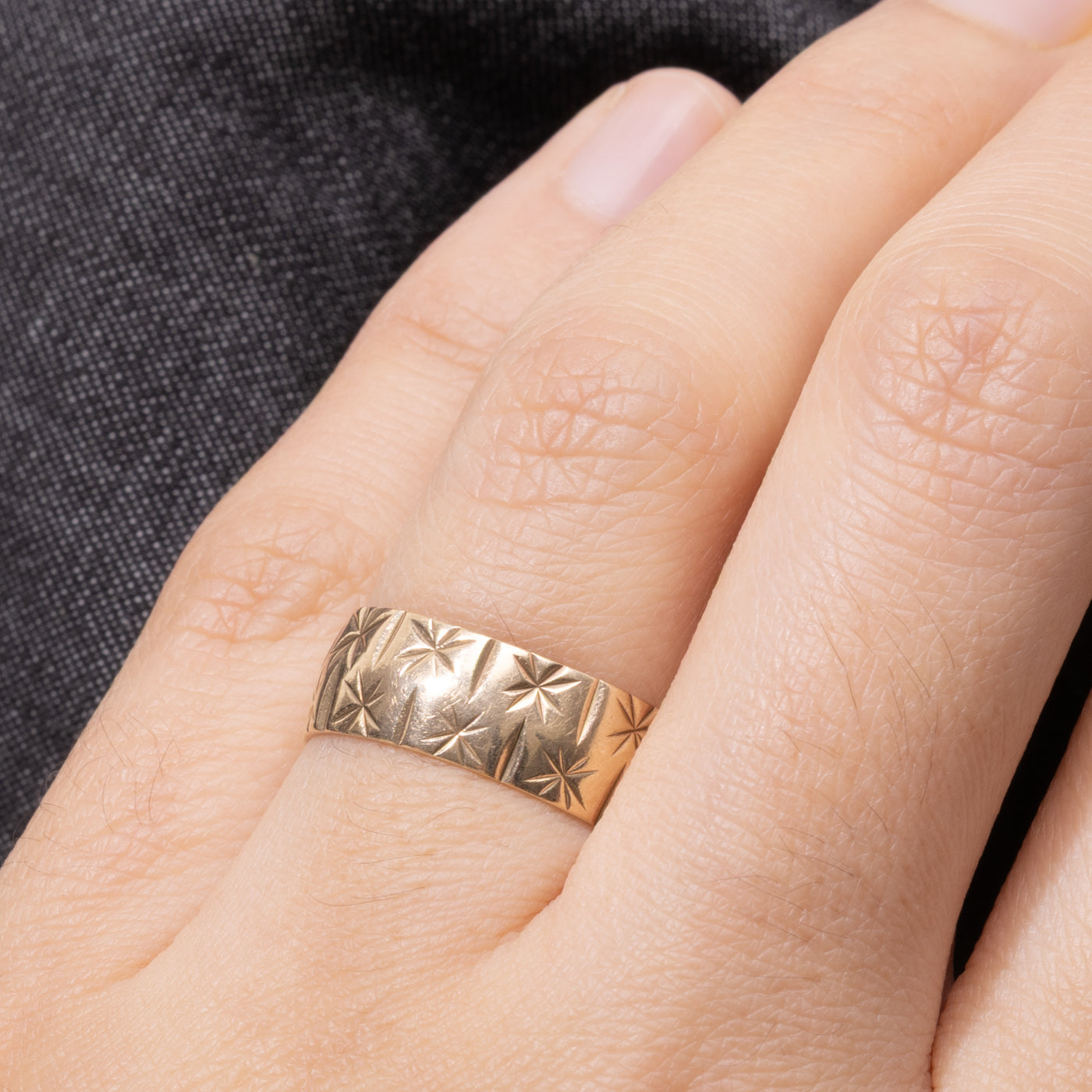 1975 London 9k Star Engraved Band | 7.15mm | SZ 6