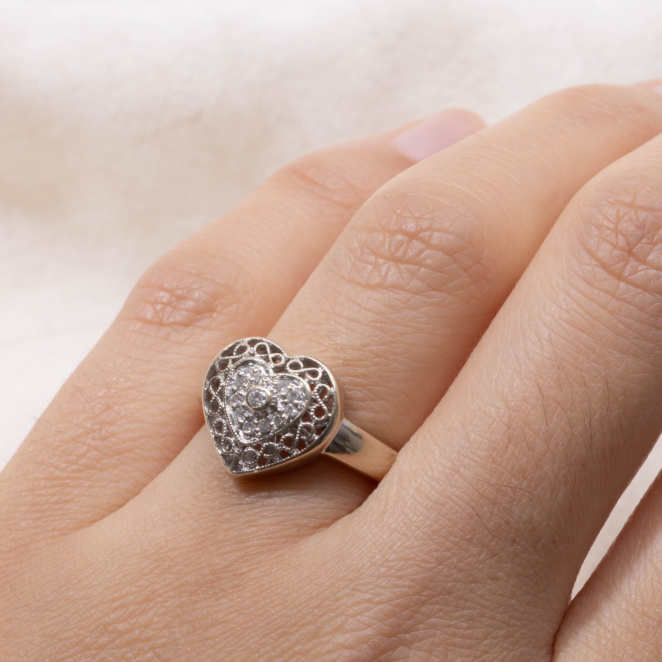 18k Bezel Set Diamond Openwork Heart Ring | SZ 6.5