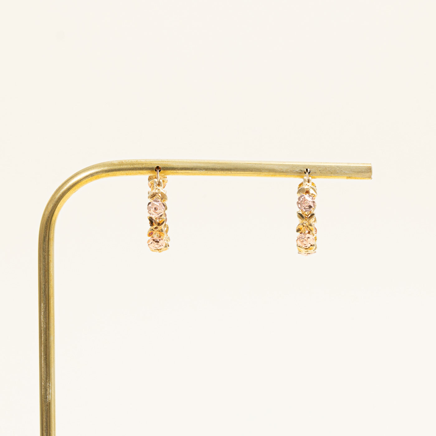 Boucles d'oreilles créoles en or bicolore 10 carats avec motif floral