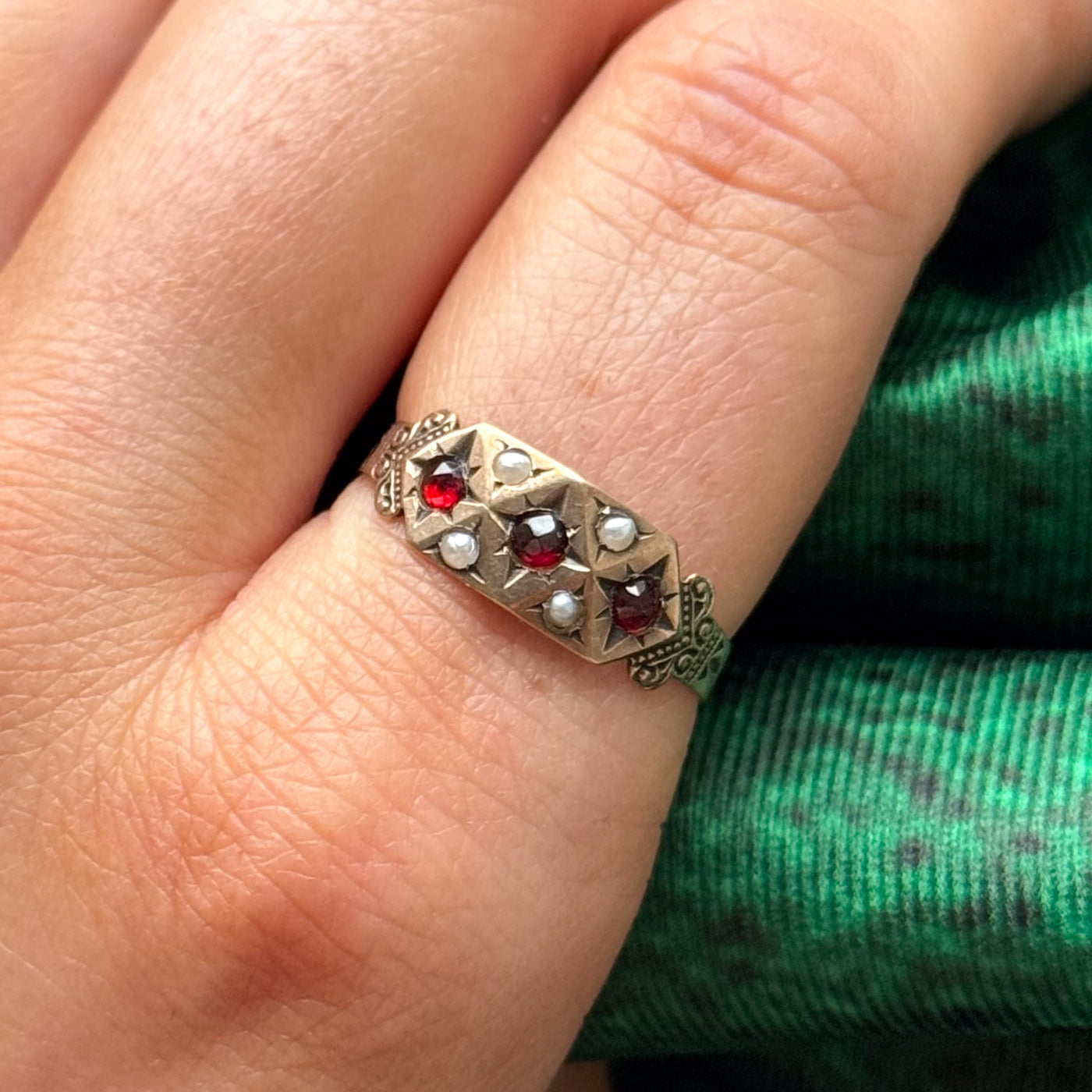Georgian Garnet & Seed Pearl Ring | 0.15ctw | SZ 9 |