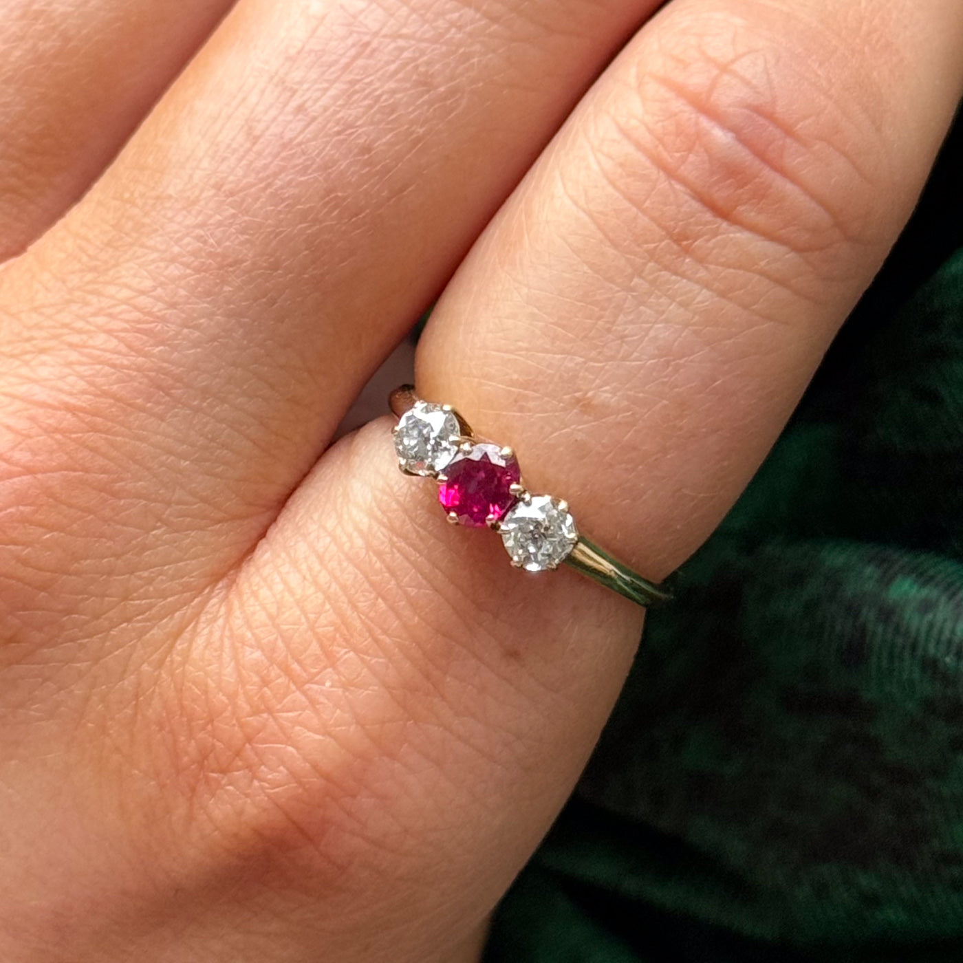 Bague « S. Kind & Sons » en rubis et diamants anciens européens | 0,42 ct, 0,42 ct au total | Taille 6,25 |