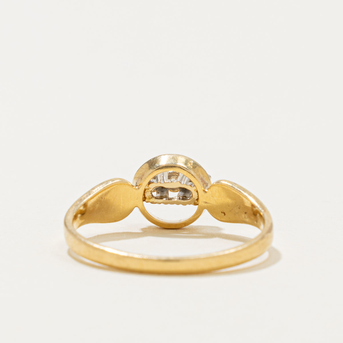 18k Three Stone Diamond Circle Framed Ring | 0.10ctw | SZ 7.25