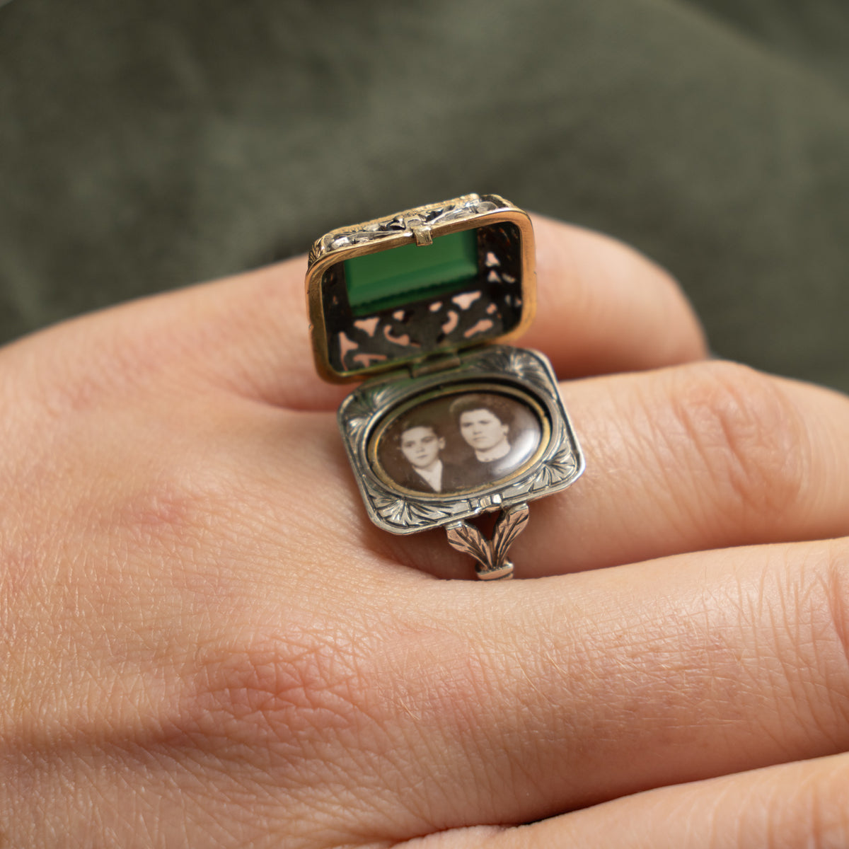Late Victorian 18k & Silver Chrysoprase Sentimental Compartment Ring | SZ 7.5