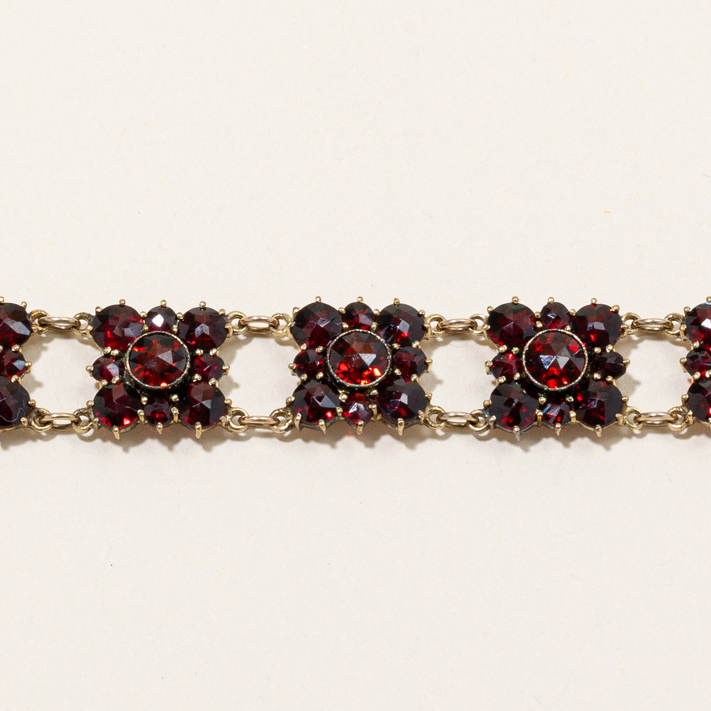 Bracelet en grenat « Birks Dingwall » des années 1930 | 32,72 ct | 7,5" |