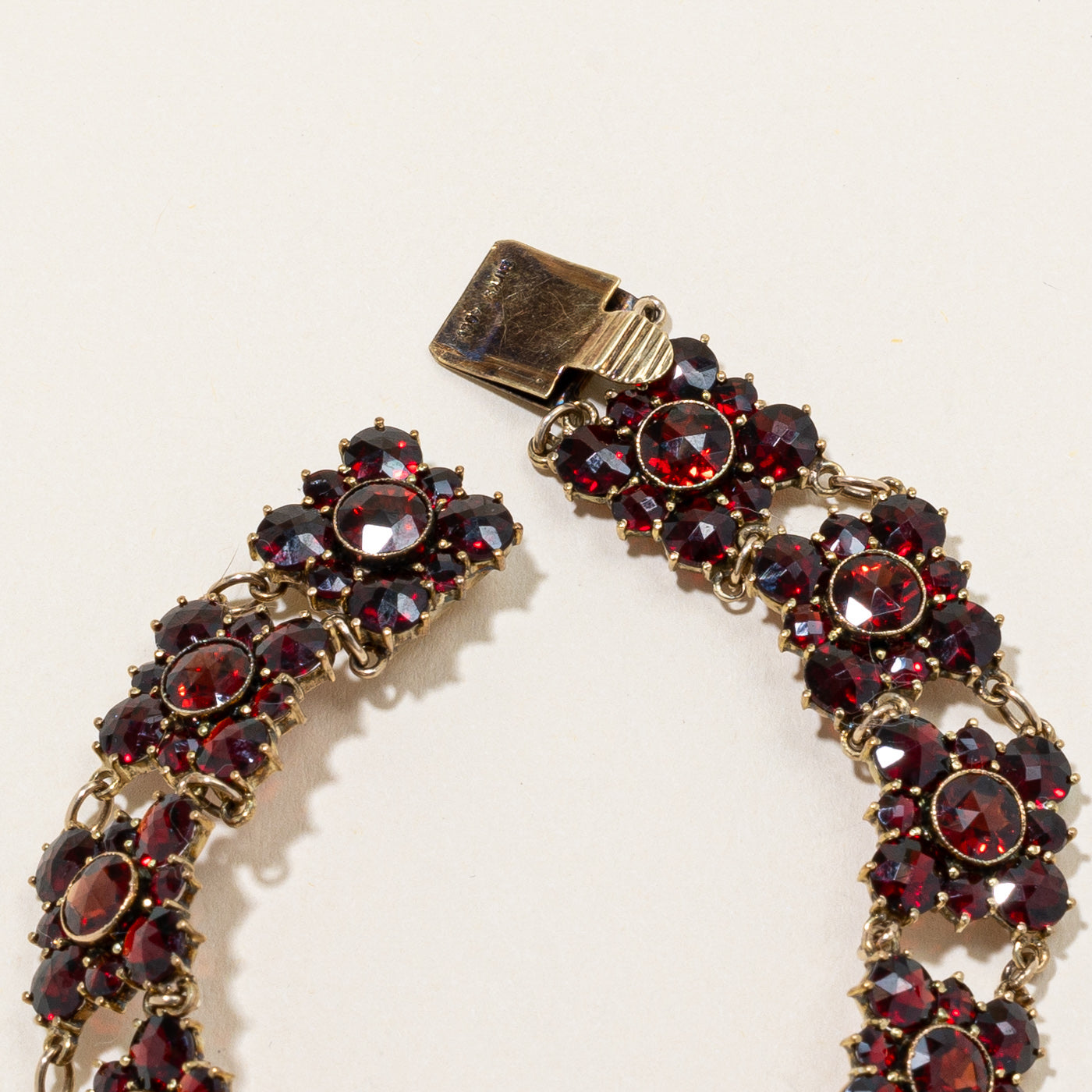 Bracelet en grenat « Birks Dingwall » des années 1930 | 32,72 ct | 7,5" |