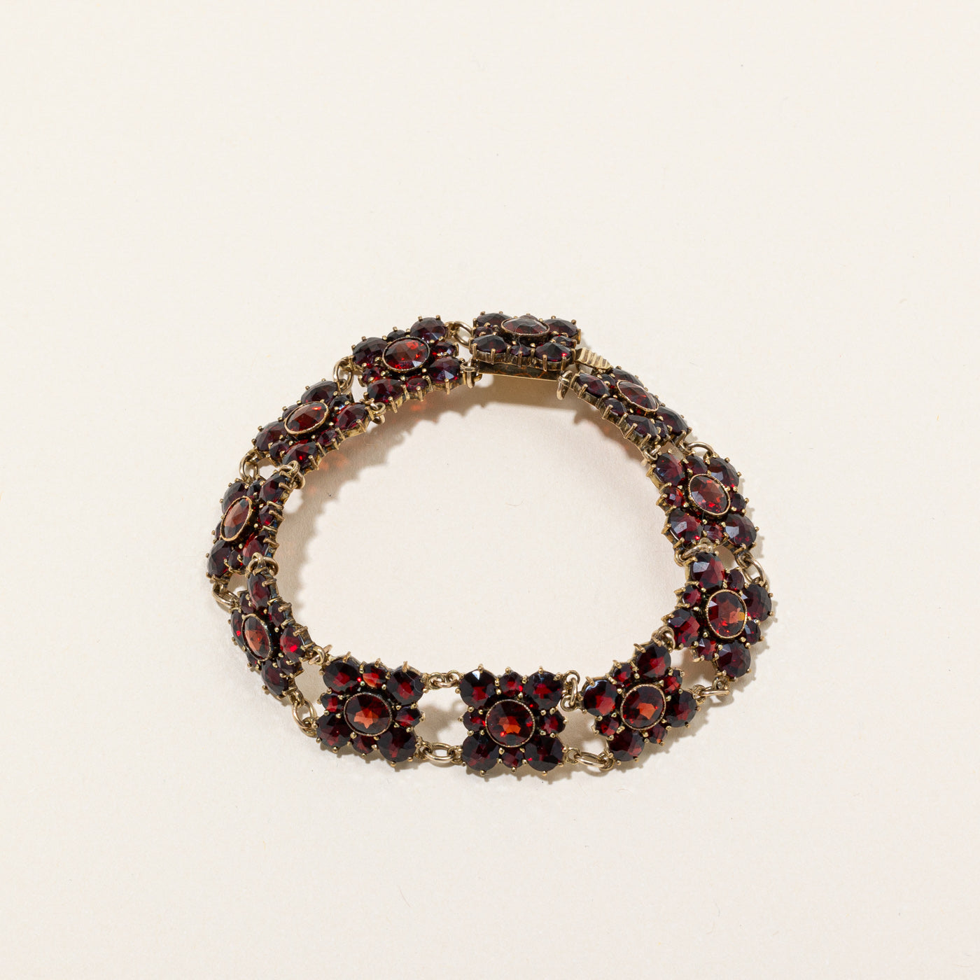 Bracelet en grenat « Birks Dingwall » des années 1930 | 32,72 ct | 7,5" |