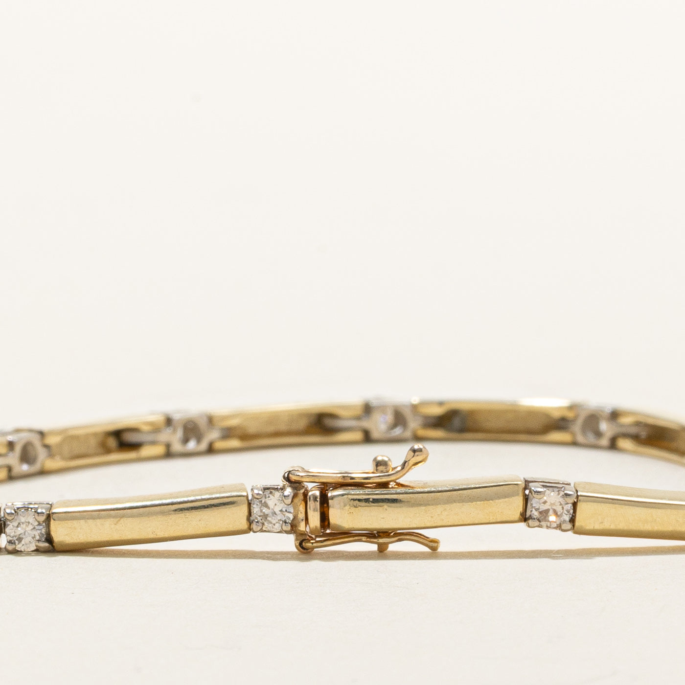 Bracelet barrette satellite en or 14 carats serti de diamants | 0,84 ct au total | 19 cm