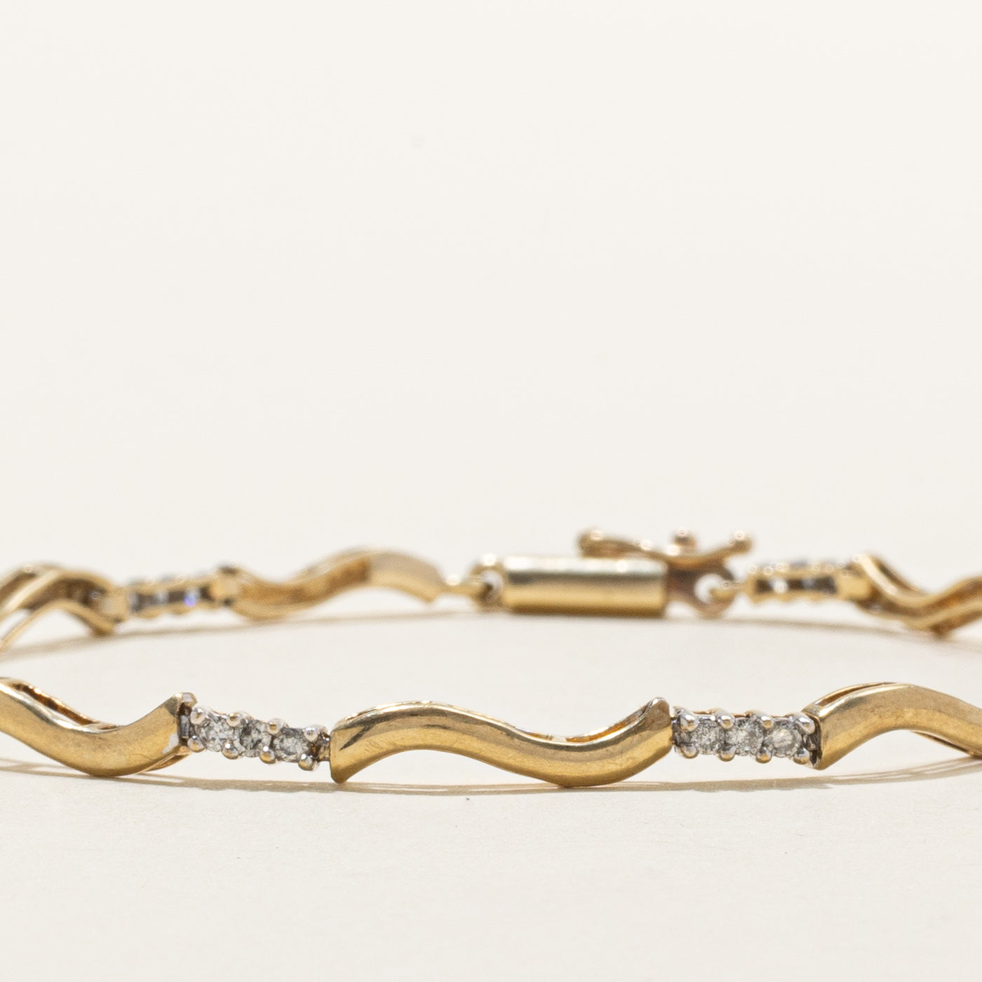 Bracelet tennis Wave en or 10 carats serti de diamants | 0,50 ct au total | 18,4 cm