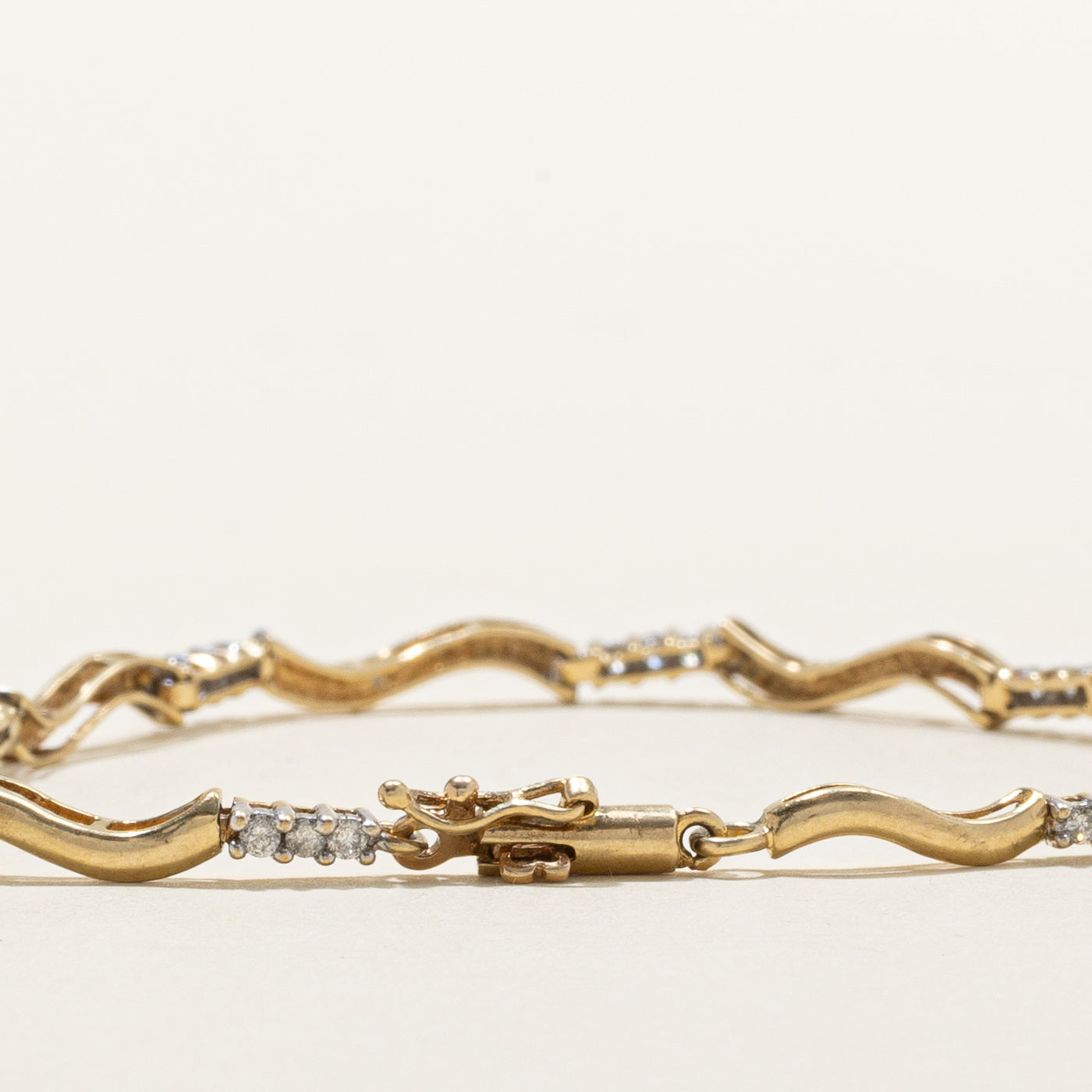 Bracelet tennis Wave en or 10 carats serti de diamants | 0,50 ct au total | 18,4 cm