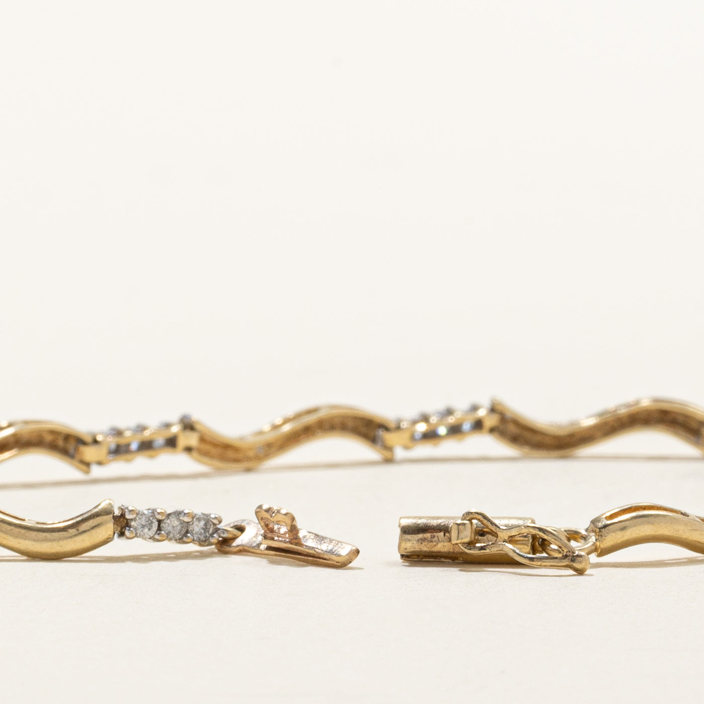 Bracelet tennis Wave en or 10 carats serti de diamants | 0,50 ct au total | 18,4 cm