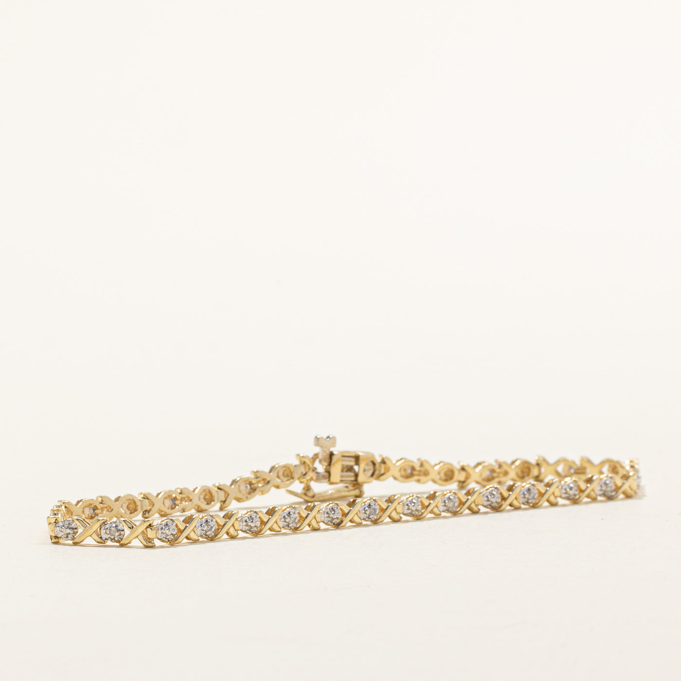 Bracelet tennis croisé en or 10 carats serti de diamants | 0,10 ct au total | 18,4 cm
