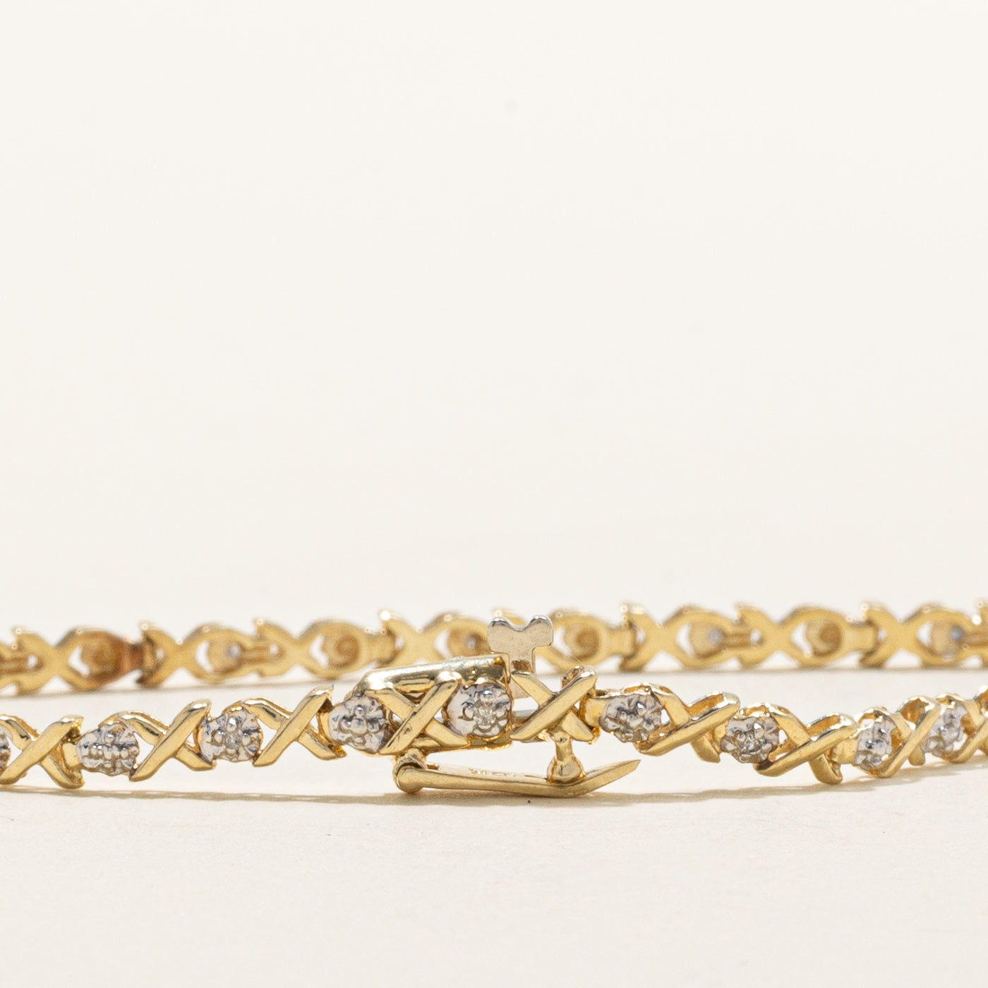 Bracelet tennis croisé en or 10 carats serti de diamants | 0,10 ct au total | 18,4 cm