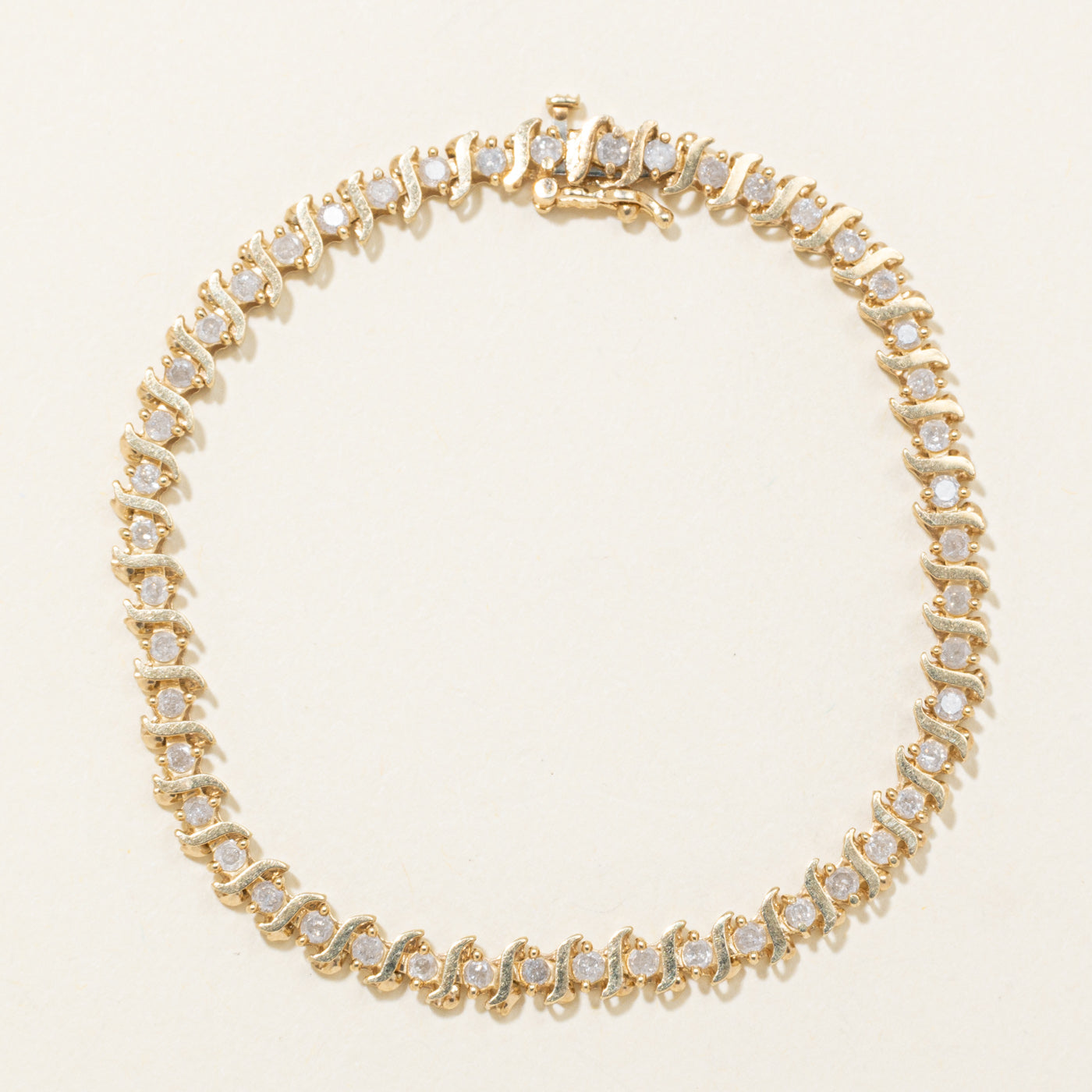 Bracelet tennis en or 10 carats serti de diamants tourbillonnants | 1,97 ct au total | 17,8 cm