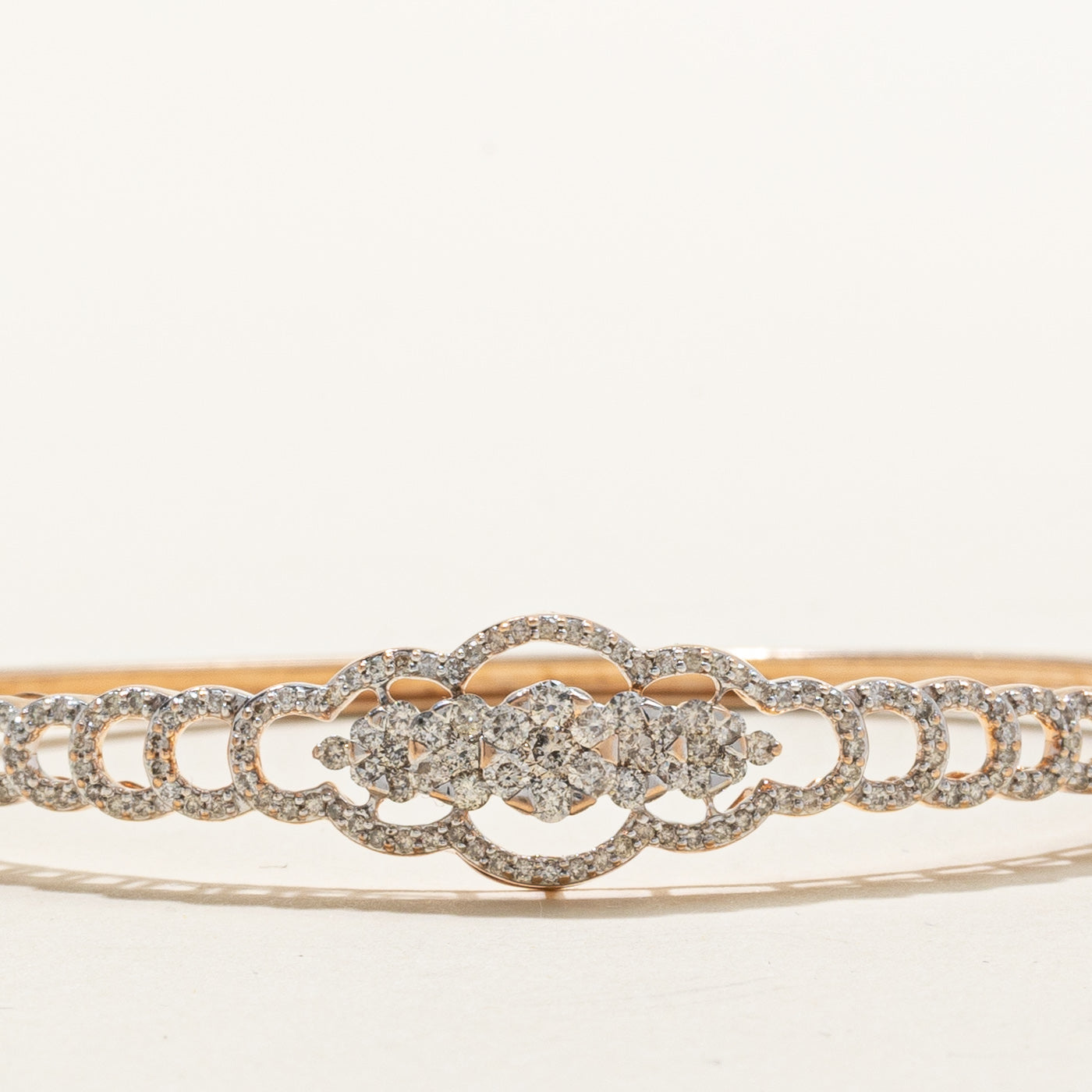 Bracelet jonc ajouré orné de diamants 14 carats | 19 cm