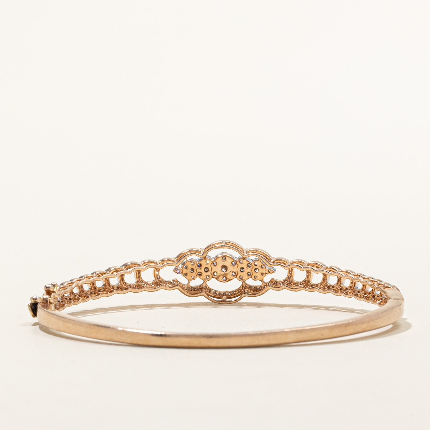 Bracelet jonc ajouré orné de diamants 14 carats | 19 cm