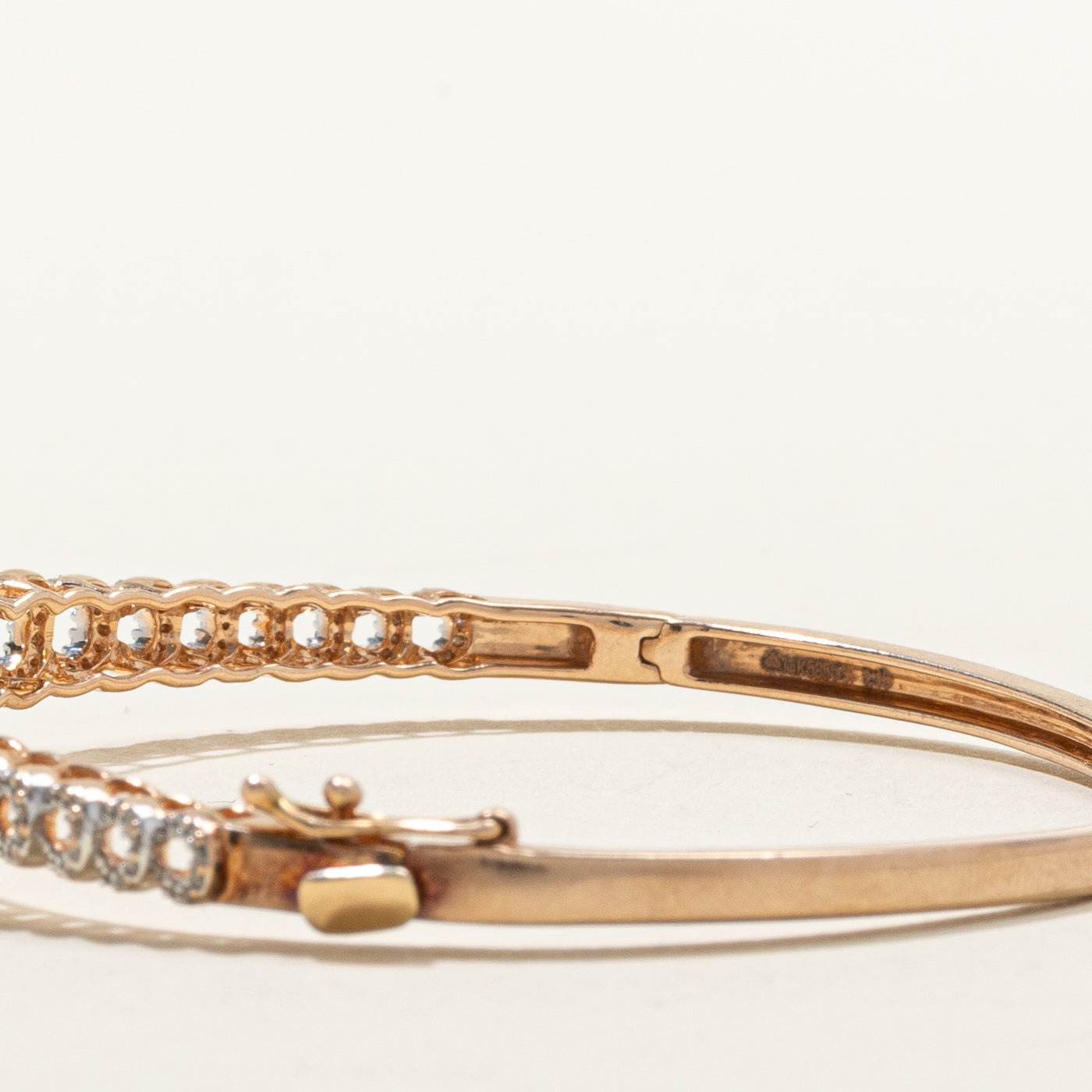 Bracelet jonc ajouré orné de diamants 14 carats | 19 cm