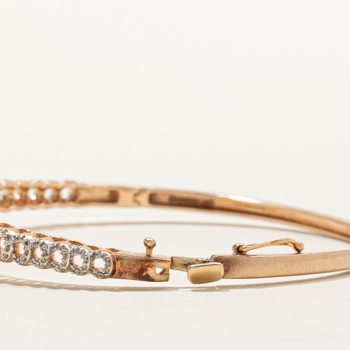 Bracelet jonc ajouré orné de diamants 14 carats | 19 cm